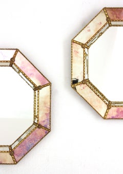 Coppia di specchi ottagonali moderni veneziani con tonalità rosa e dorate e dettagli in ottone