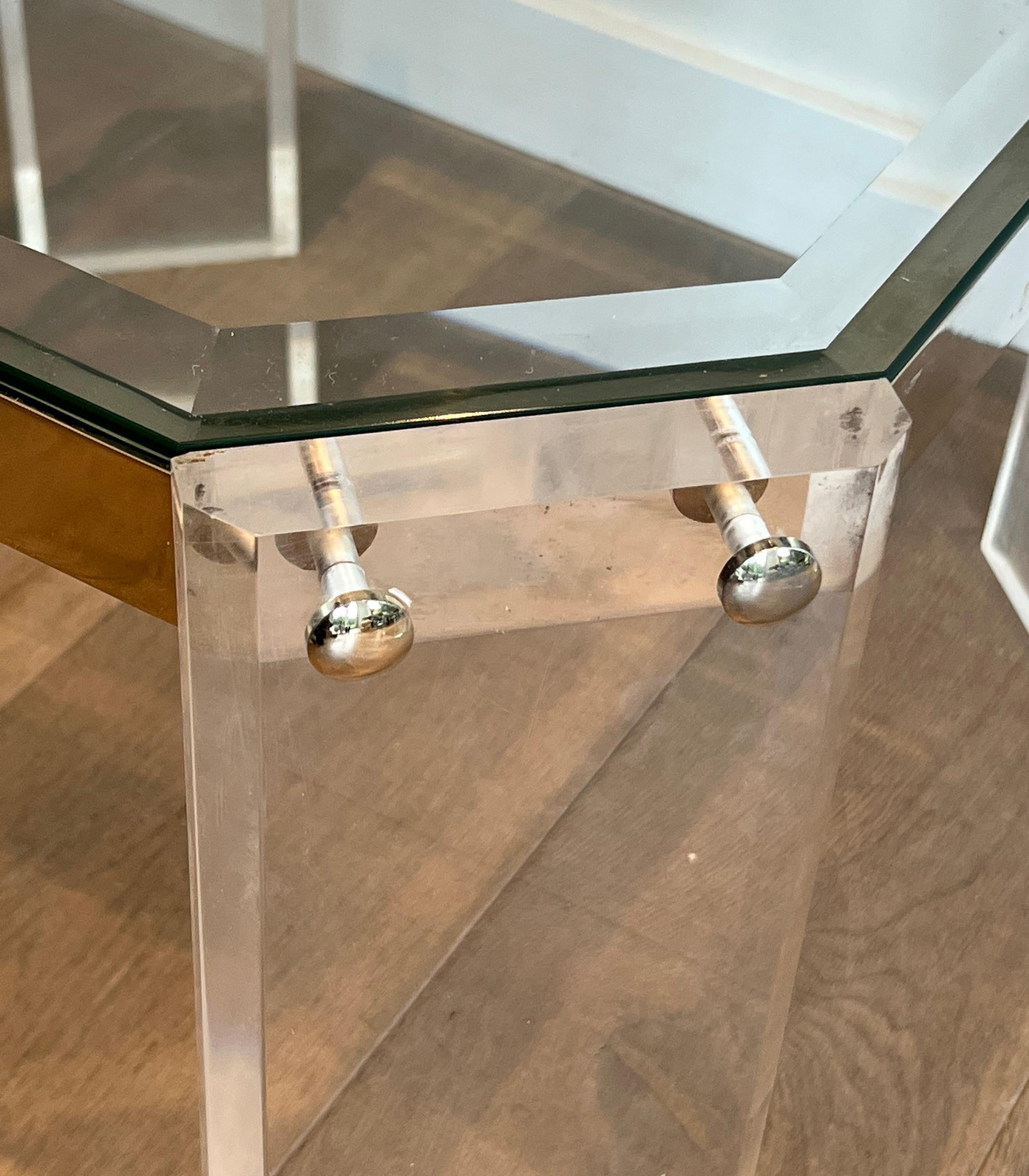 Ein Paar achteckige Beistelltische aus Lucite und Chrom von Maison Jansen im Angebot 4