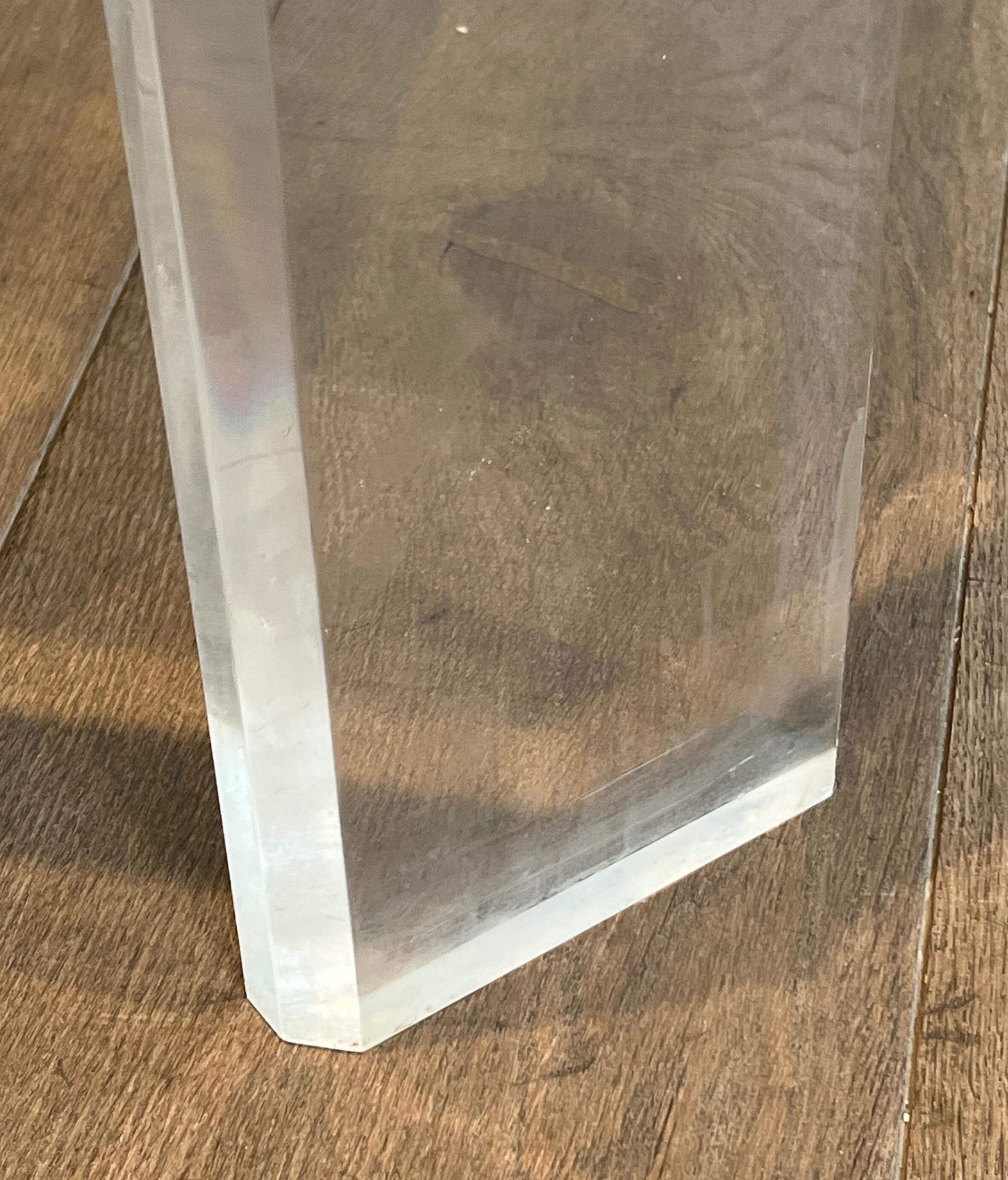 Ein Paar achteckige Beistelltische aus Lucite und Chrom von Maison Jansen im Angebot 5