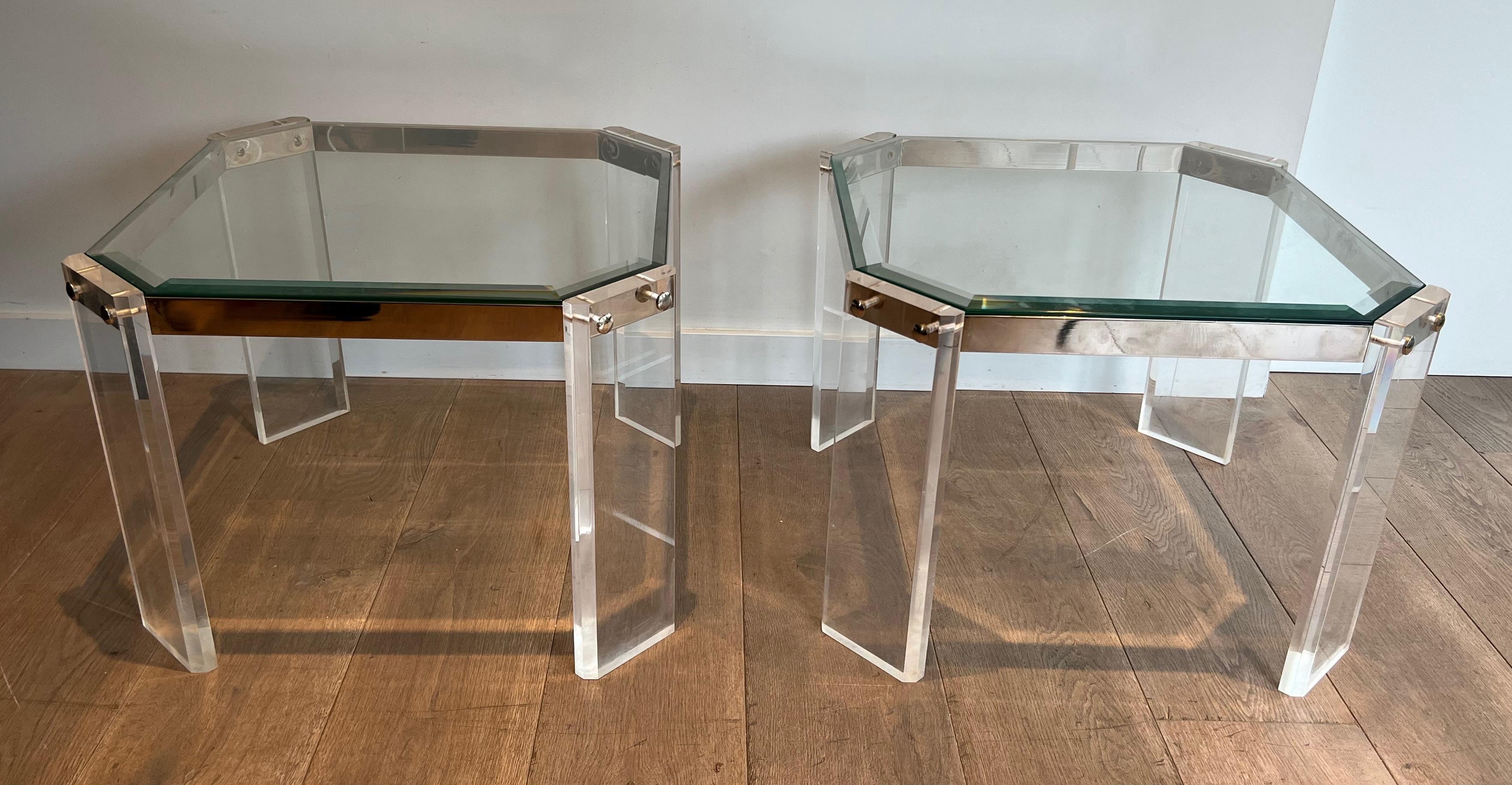 Ein Paar achteckige Beistelltische aus Lucite und Chrom von Maison Jansen im Angebot 6