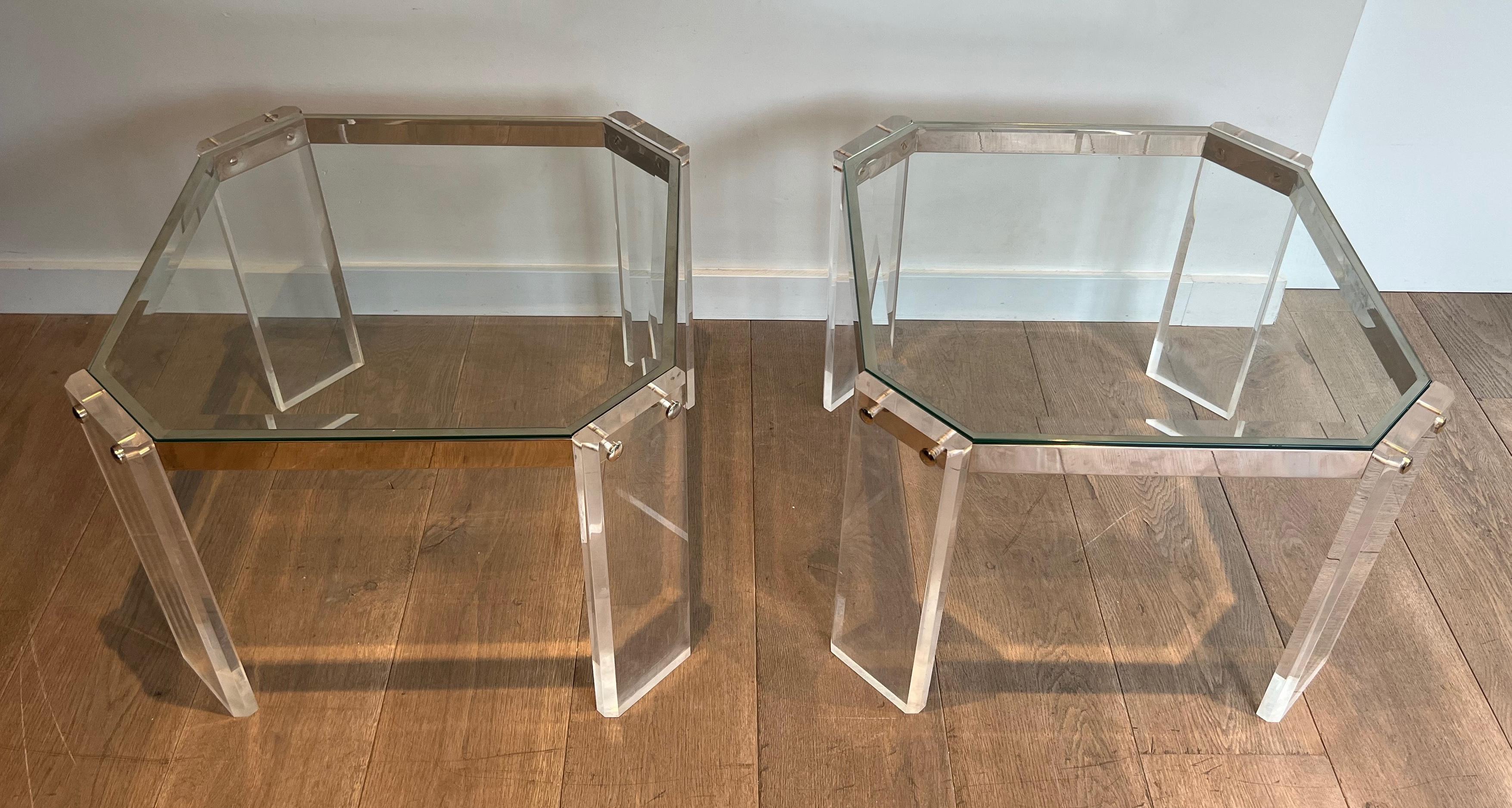 Ein Paar achteckige Beistelltische aus Lucite und Chrom von Maison Jansen im Angebot 7