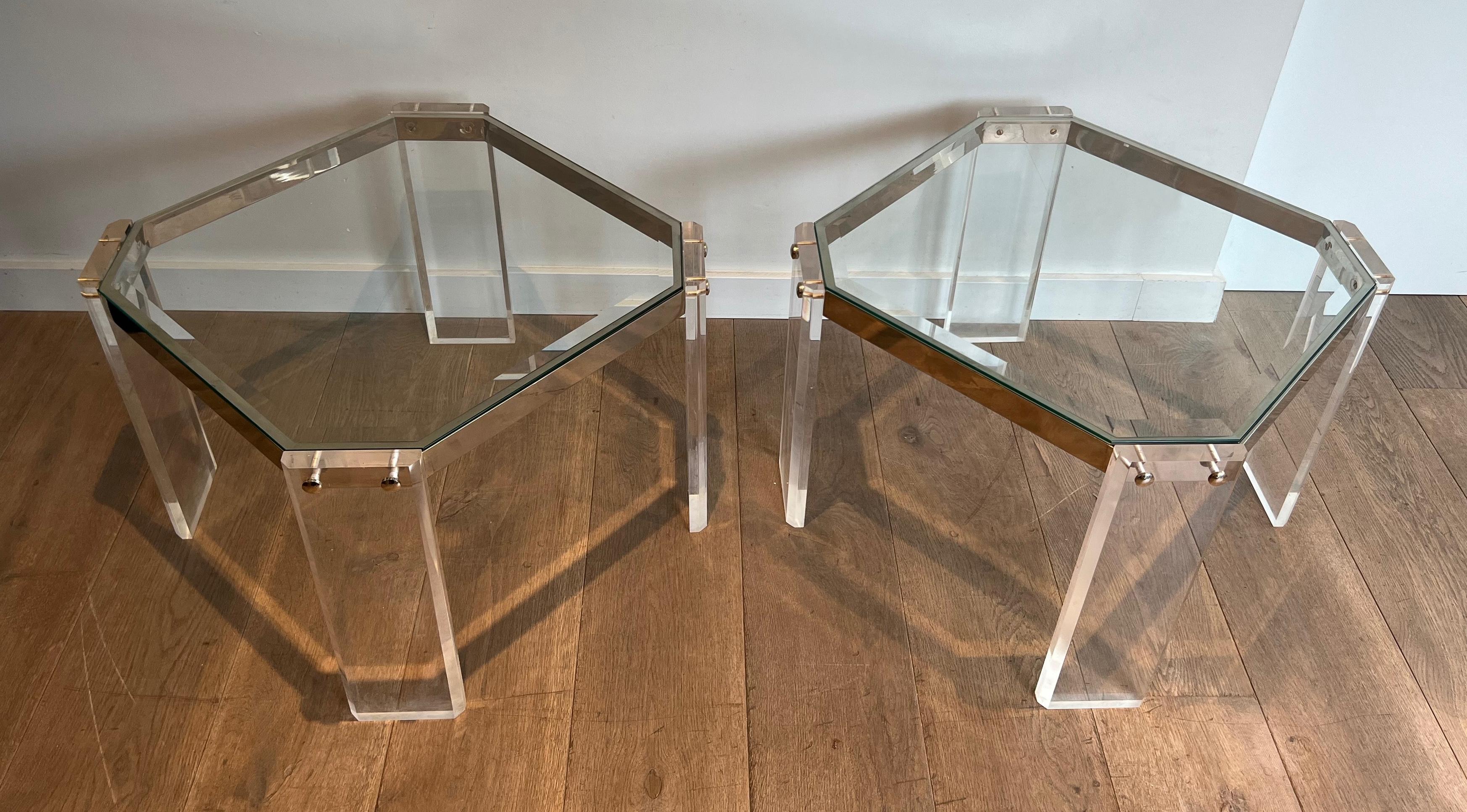 Ein Paar achteckige Beistelltische aus Lucite und Chrom von Maison Jansen im Angebot 8