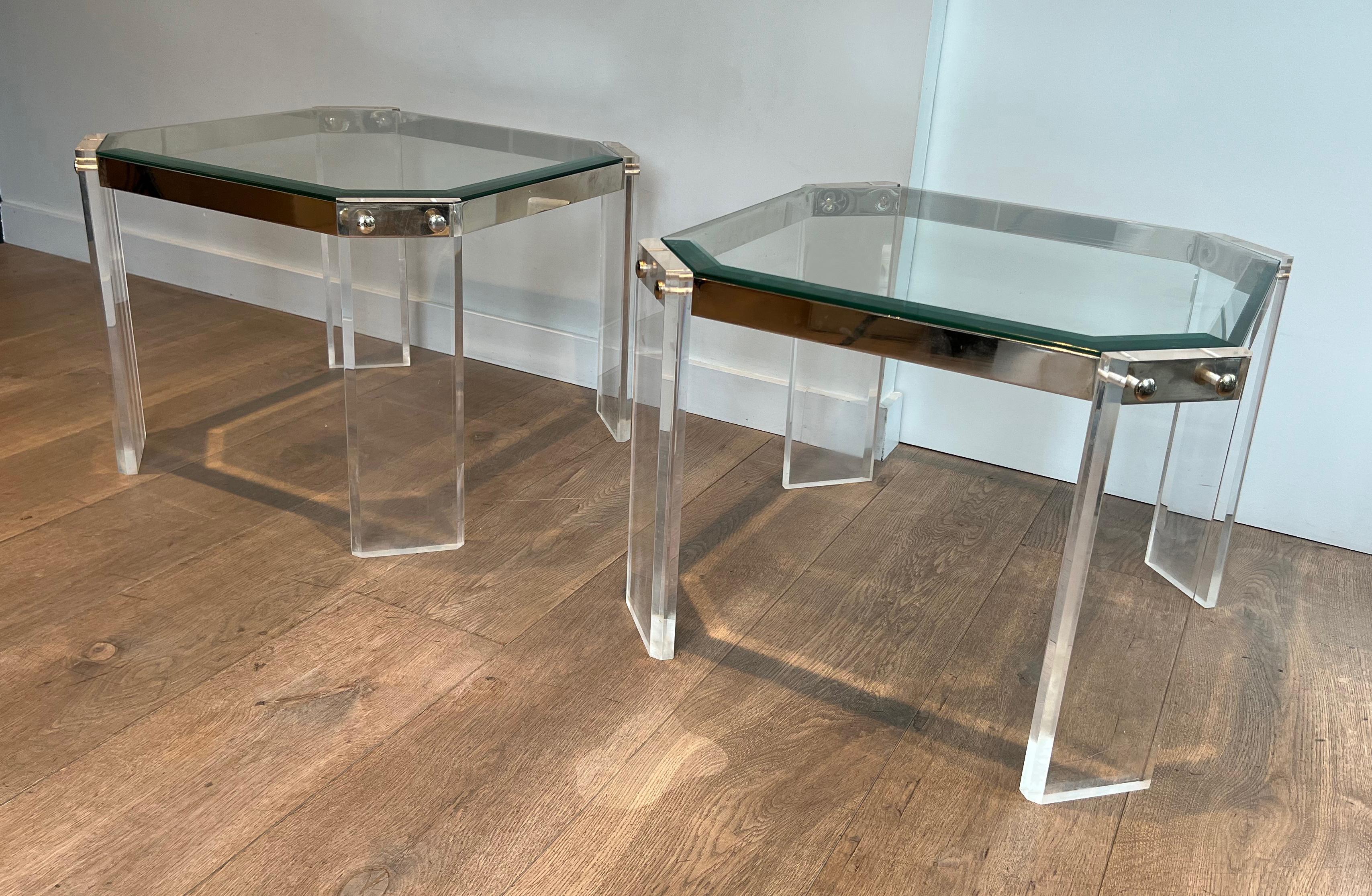 Ein Paar achteckige Beistelltische aus Lucite und Chrom von Maison Jansen im Angebot 11