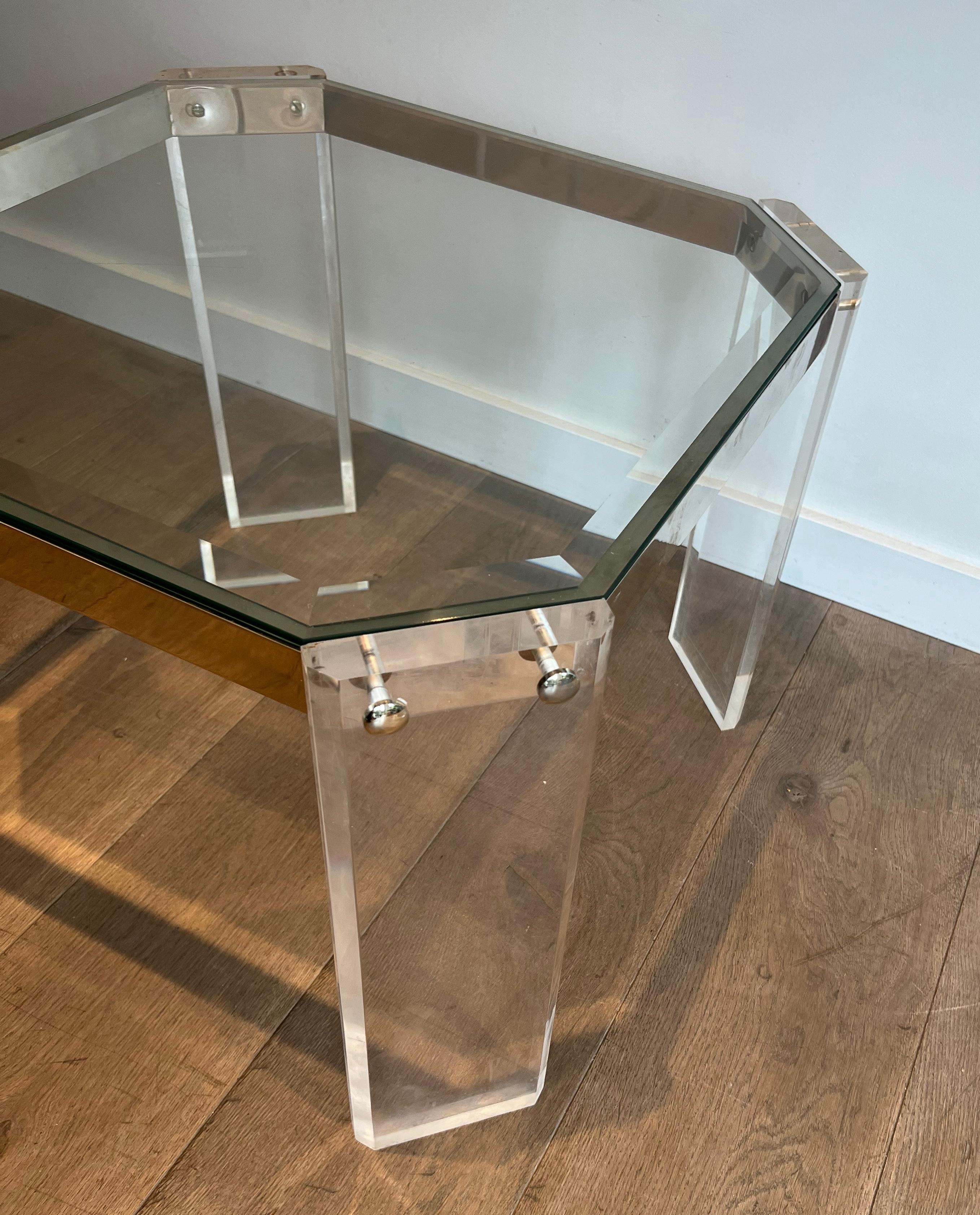 Ein Paar achteckige Beistelltische aus Lucite und Chrom von Maison Jansen im Angebot 13