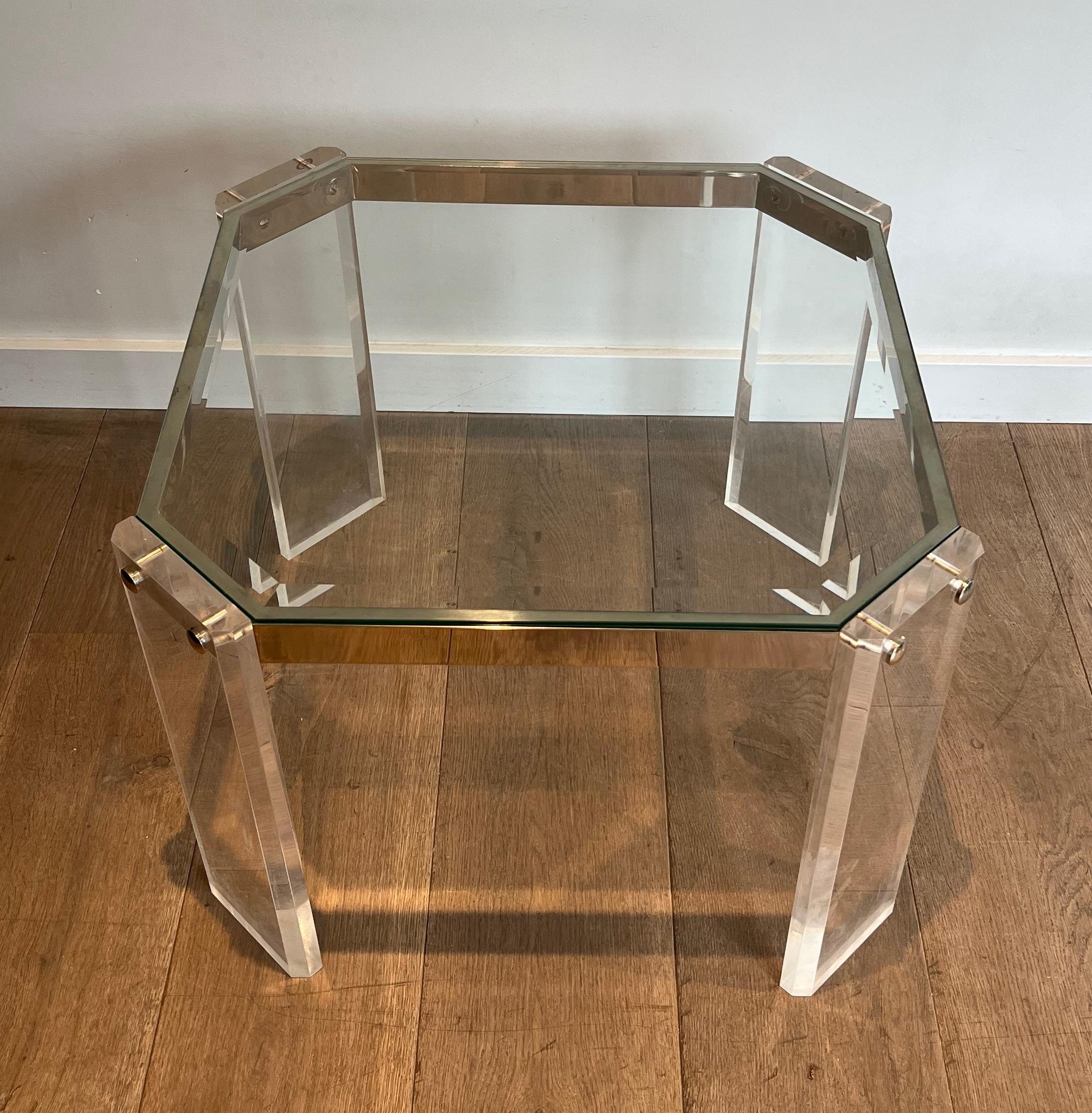 Ein Paar achteckige Beistelltische aus Lucite und Chrom von Maison Jansen (Französisch) im Angebot