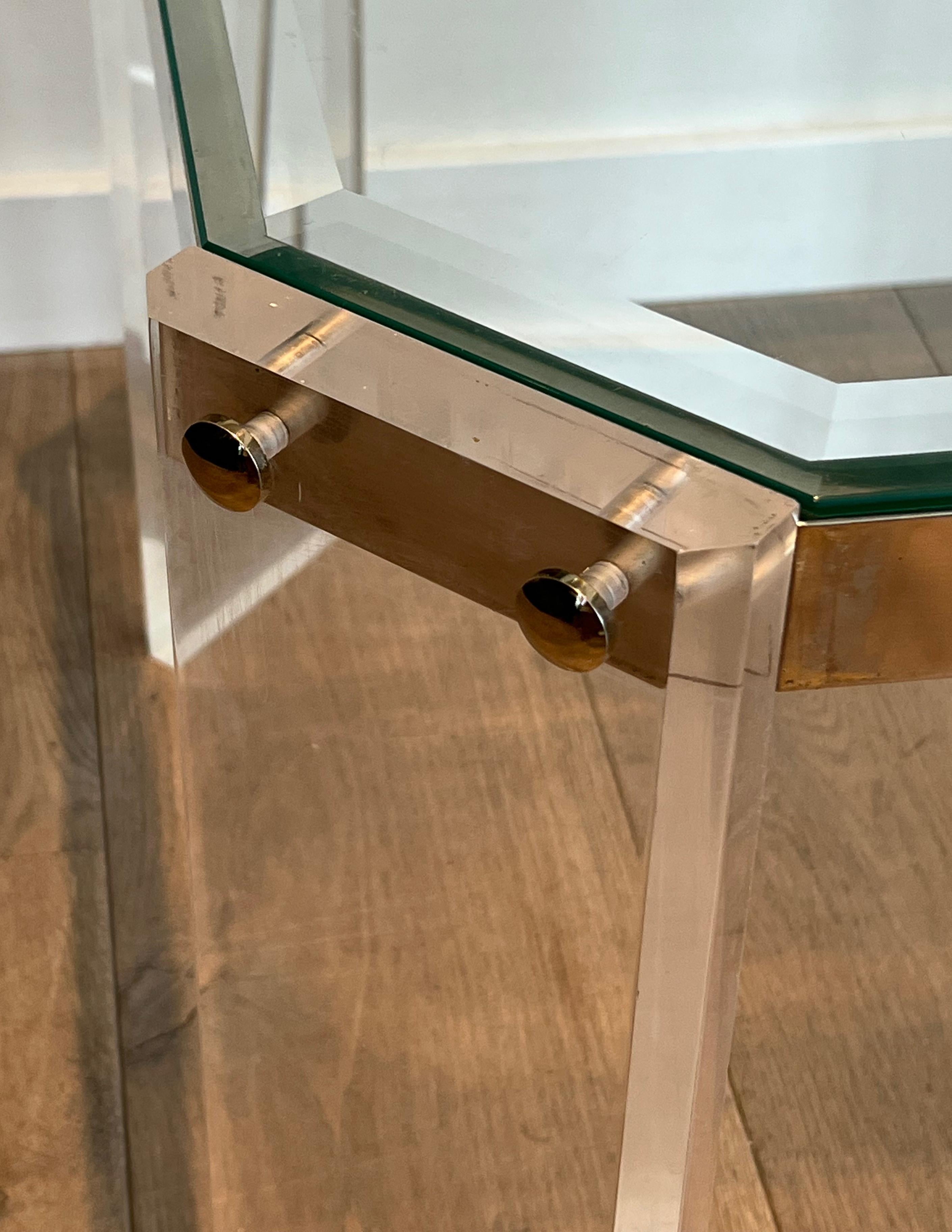 Ein Paar achteckige Beistelltische aus Lucite und Chrom von Maison Jansen (Ende des 20. Jahrhunderts) im Angebot