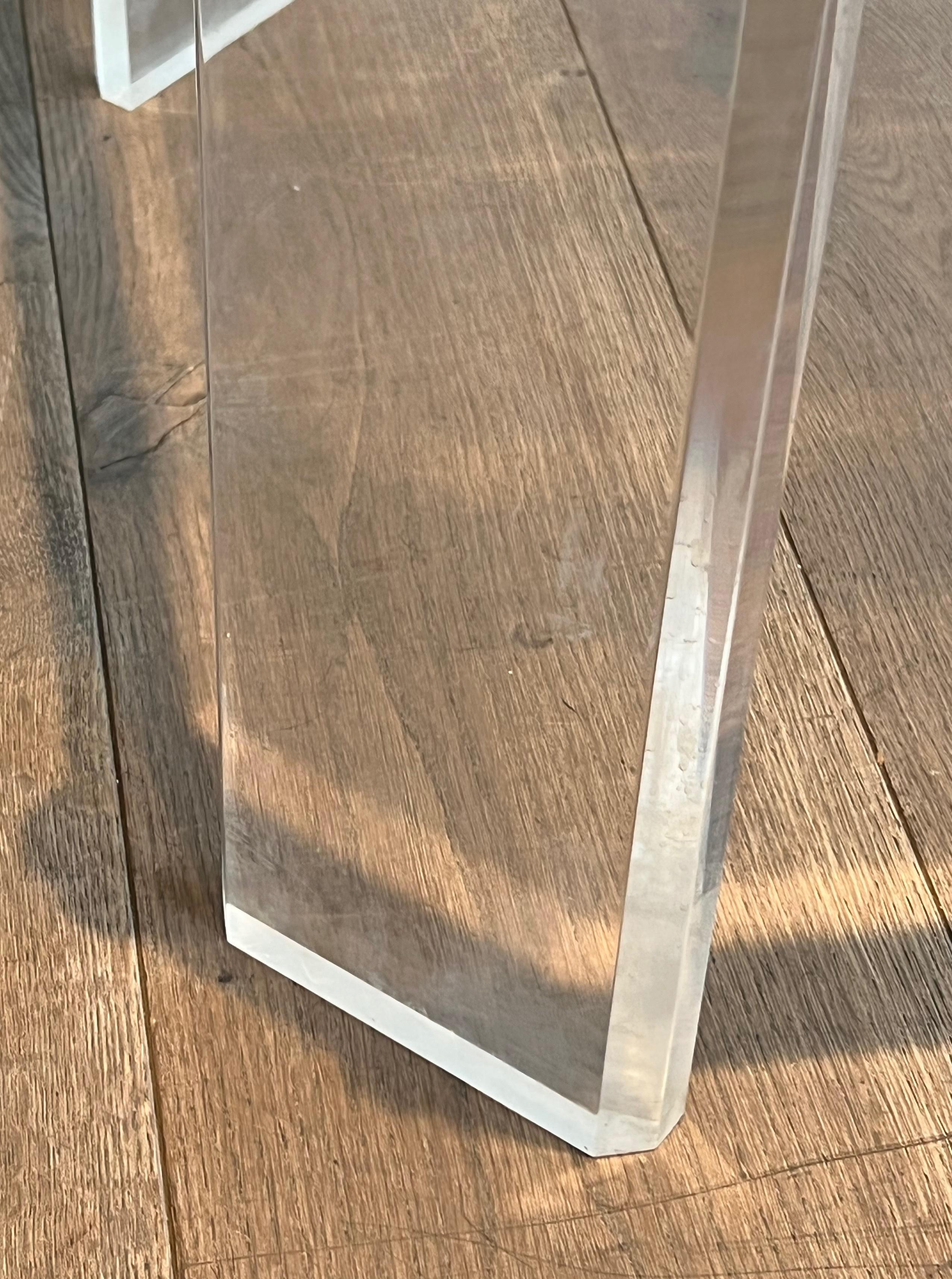 Ein Paar achteckige Beistelltische aus Lucite und Chrom von Maison Jansen im Angebot 1