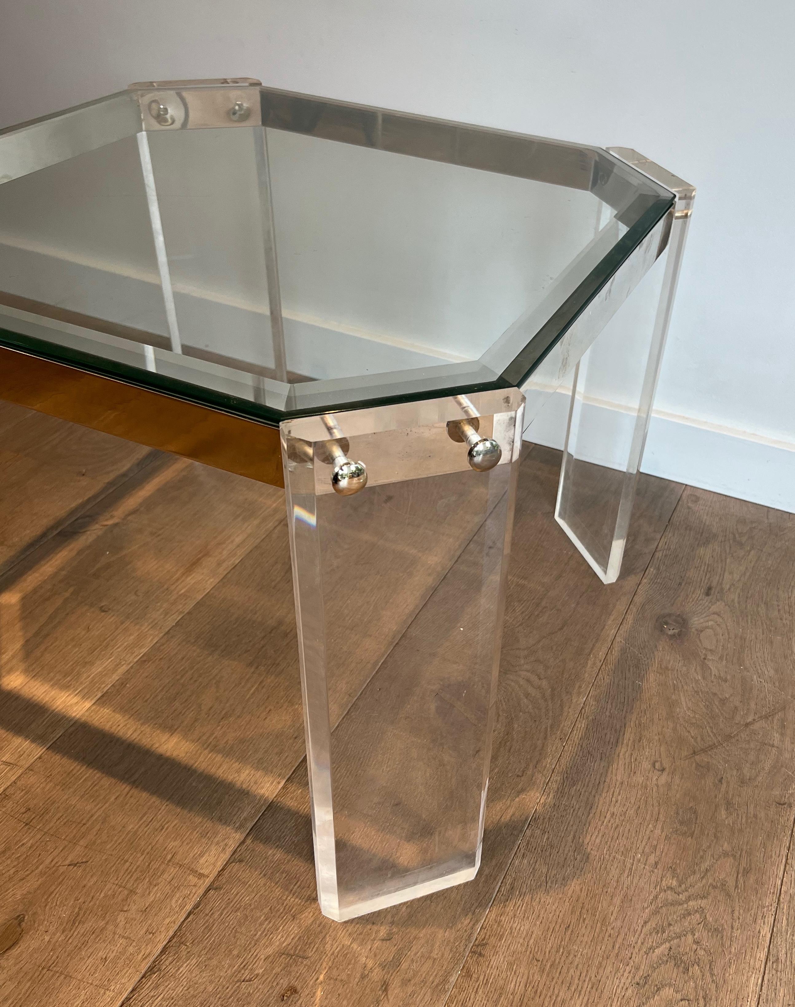 Ein Paar achteckige Beistelltische aus Lucite und Chrom von Maison Jansen im Angebot 2