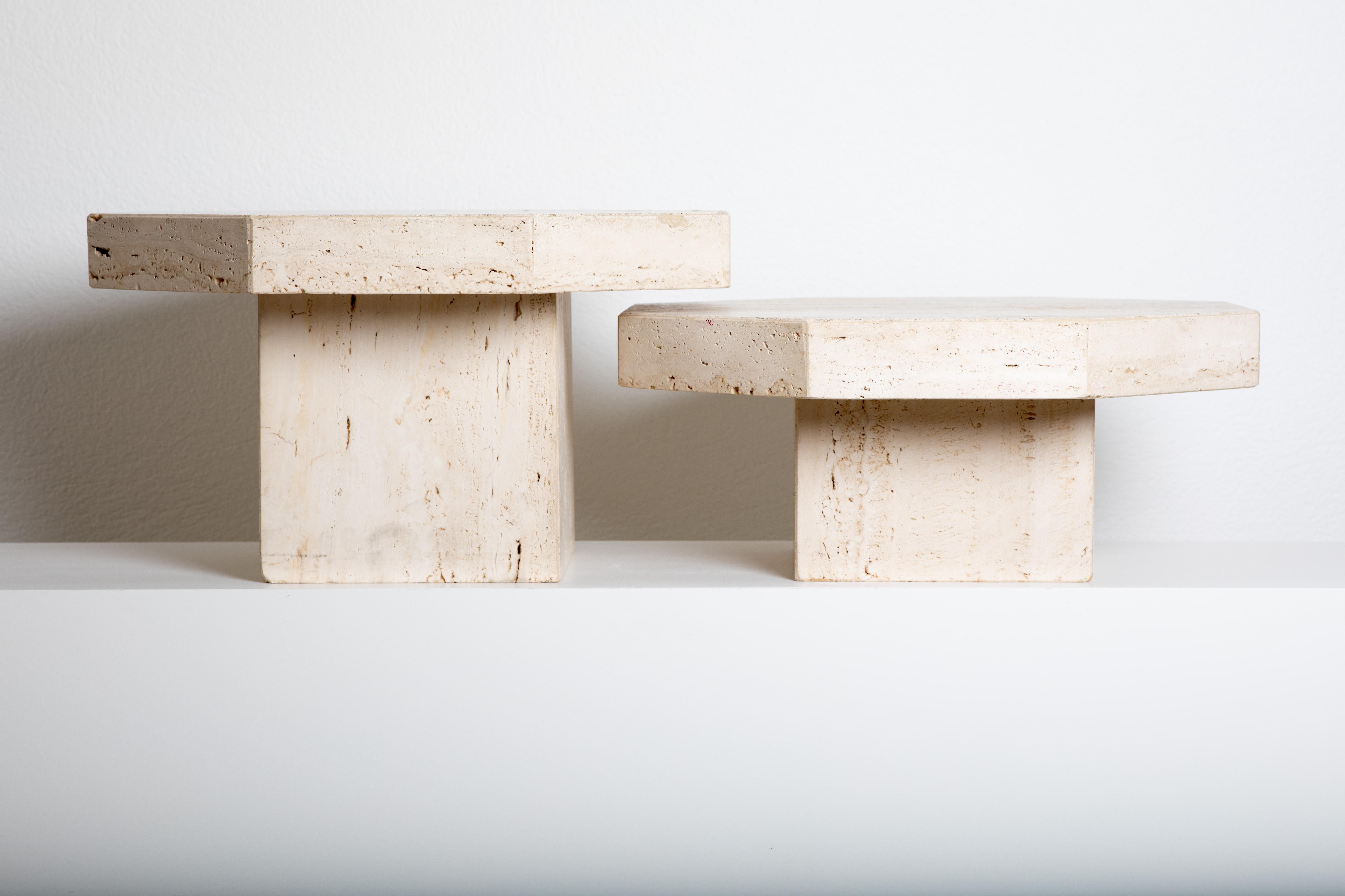 Une paire de tables octogonales en travertin pourrait être un ajout élégant et sophistiqué à votre collection de meubles. Le travertin est un type de pierre calcaire souvent utilisé dans la conception de meubles en raison de ses motifs uniques et