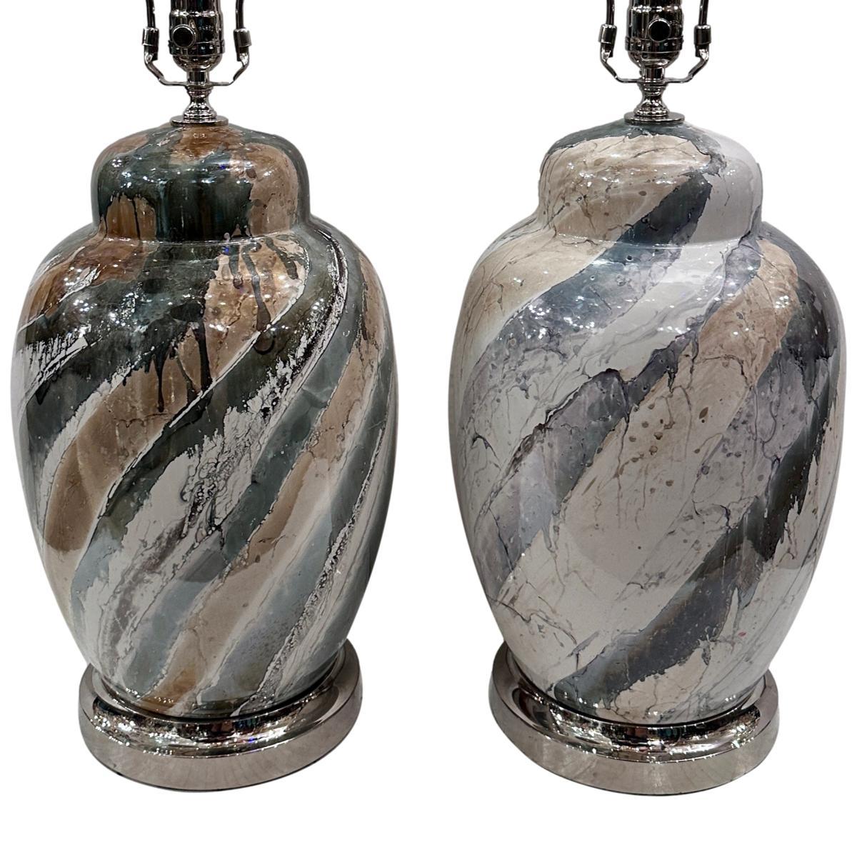 Paire de lampes de table en verre d'art italien des années 1950 avec bases en argent.

Mesures :
Hauteur du corps : 17