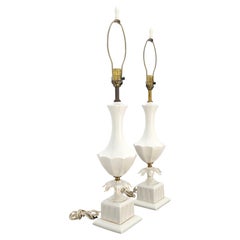 Paire de lampes de bureau MINT de style lotus et vase en céramique blanc cassé des années 1960