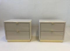 Paire de tables de nuit en laque blanche et laiton par Steve Chase