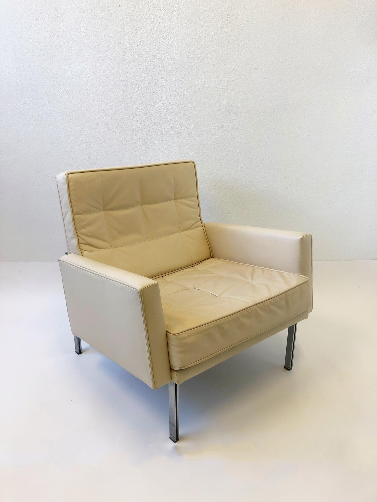 Mid-Century Modern Pair of off White Leather and Stainless Steel Lounge Chairs by Florence Knoll For Sale