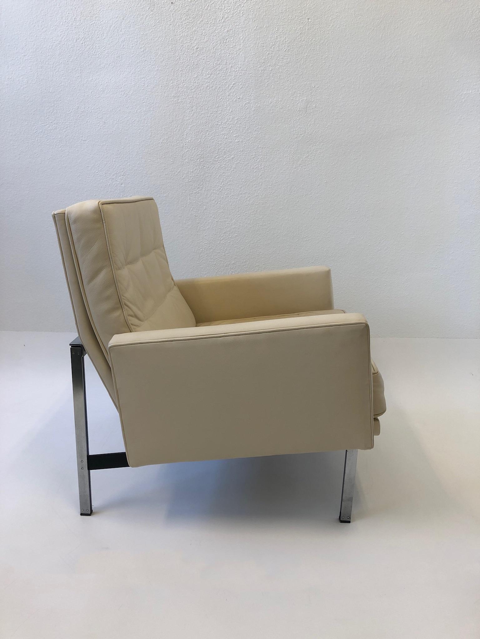 American Pair of off White Leather and Stainless Steel Lounge Chairs by Florence Knoll For Sale