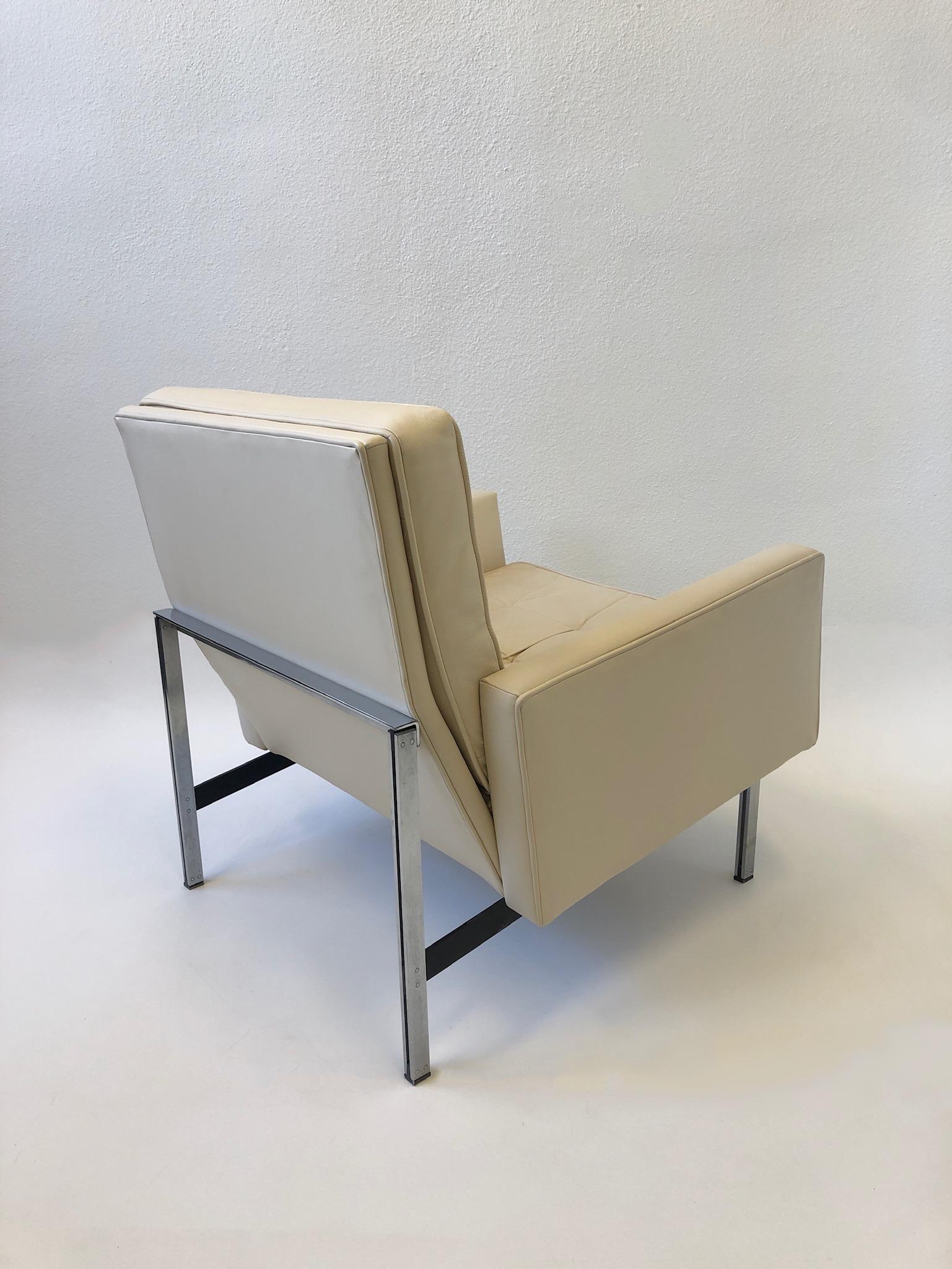 Pair of off White Leather and Stainless Steel Lounge Chairs by Florence Knoll In Good Condition For Sale In Palm Springs, CA