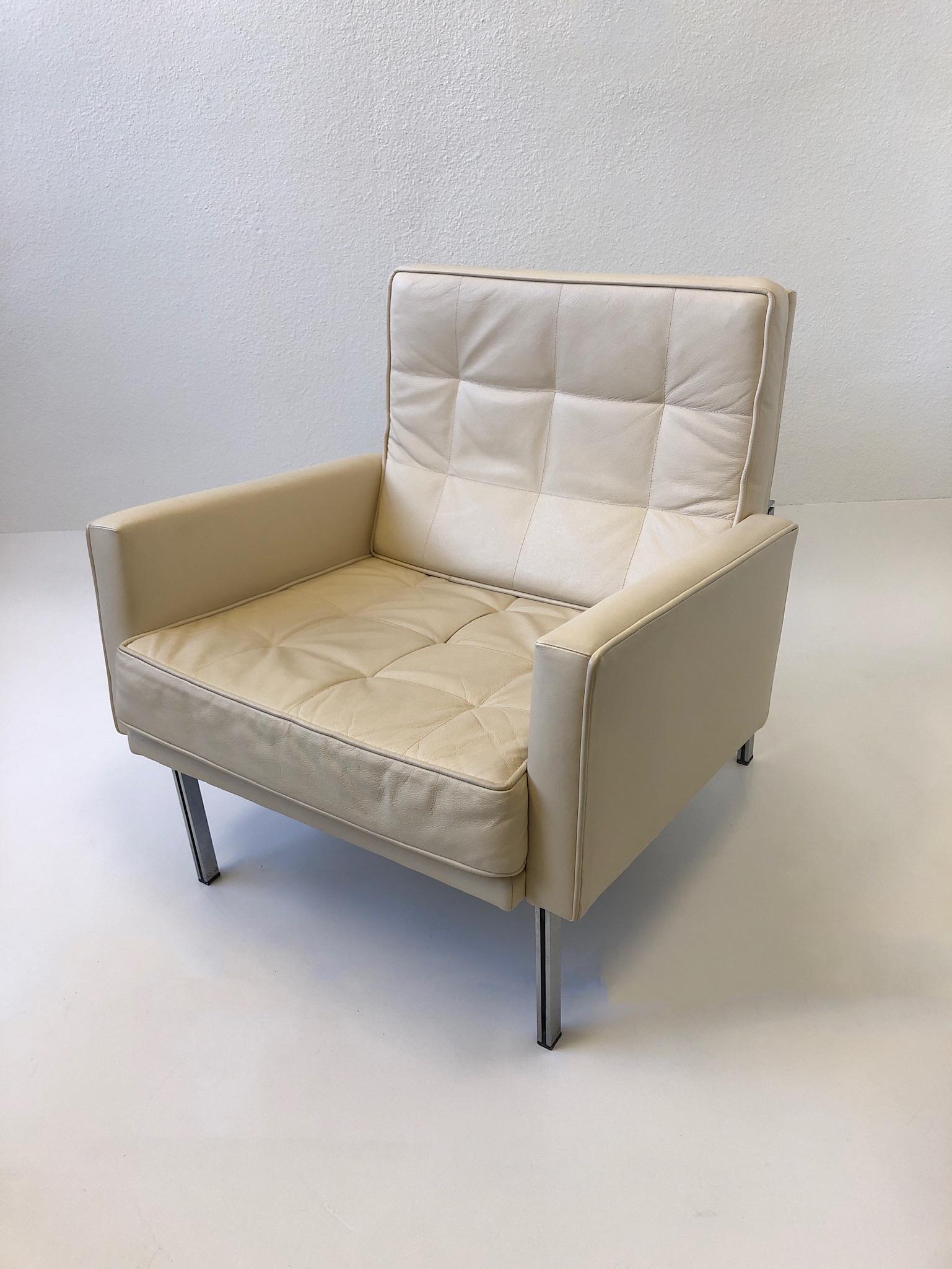 Pair of off White Leather and Stainless Steel Lounge Chairs by Florence Knoll For Sale 2