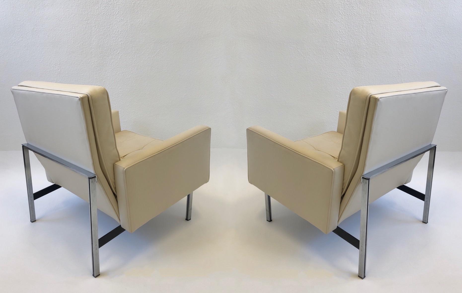 Beautiful 1950’s off white leather with parallel bar stainless steel legs lounge chairs designed by Florence Knoll for Knoll.
This came out of the embassy of Australia.
The sofa is also available.
Measurements: 30” wide, 30” deep, 31” high, 21.5”