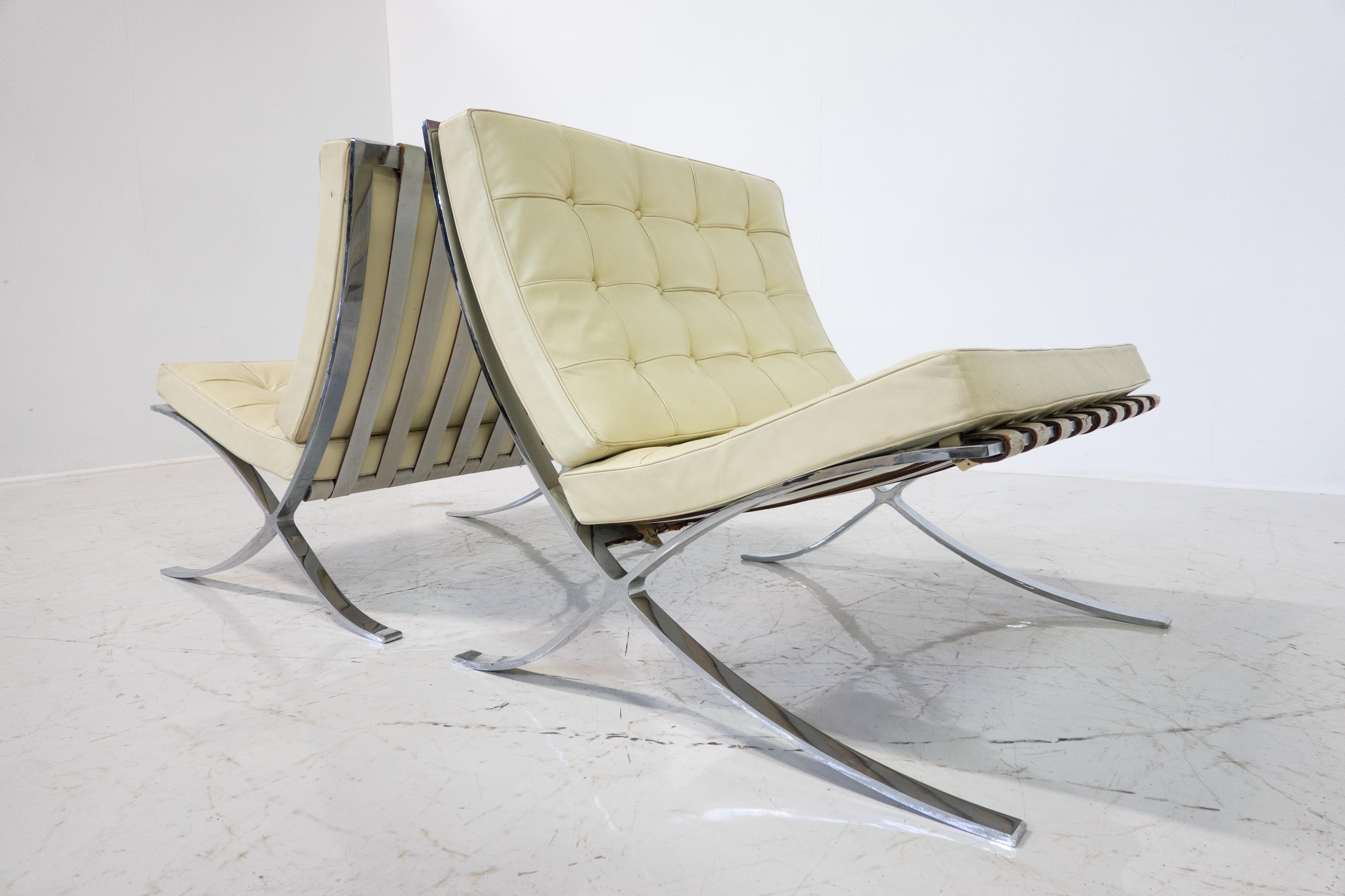 Pair of Off-White Leather Barcelona Chairs by Mies Van Der Rohe for Knoll For Sale 4