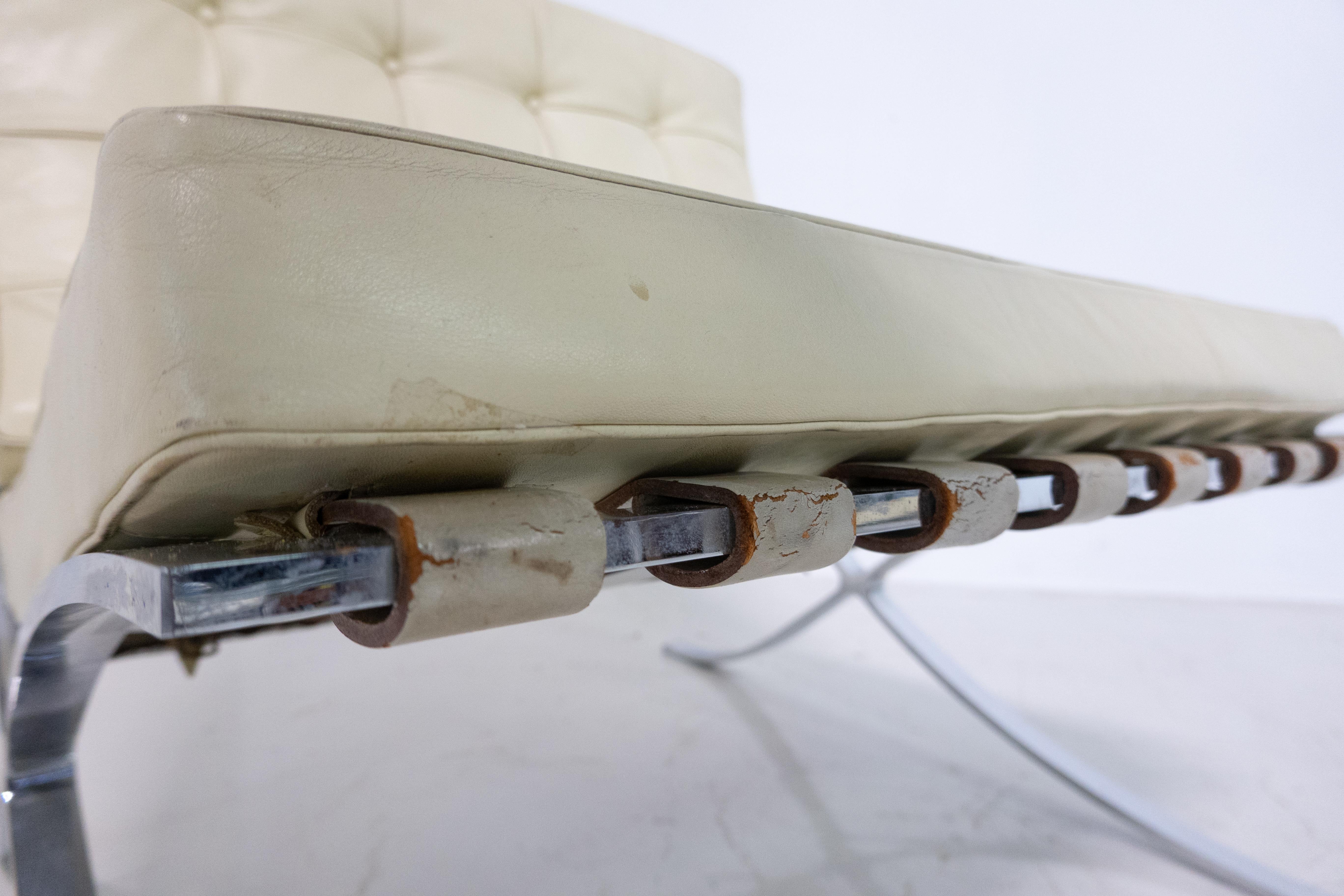 Paire de chaises Barcelona en cuir Off-White par Mies Van Der Rohe pour Knoll
Table vendue individuellement 