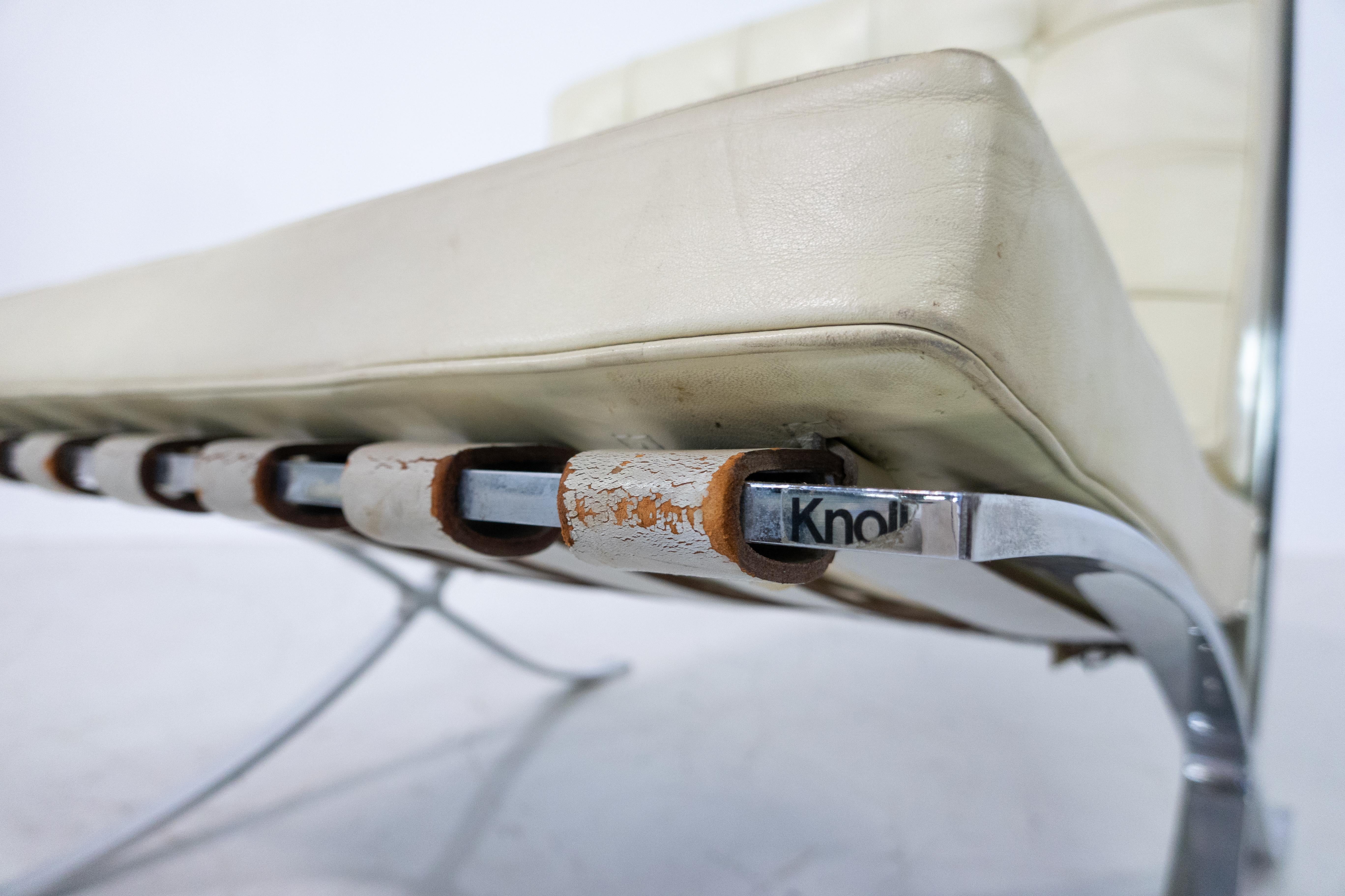 Paire de chaises Barcelona en cuir Off-White par Mies Van Der Rohe pour Knoll en vente 1