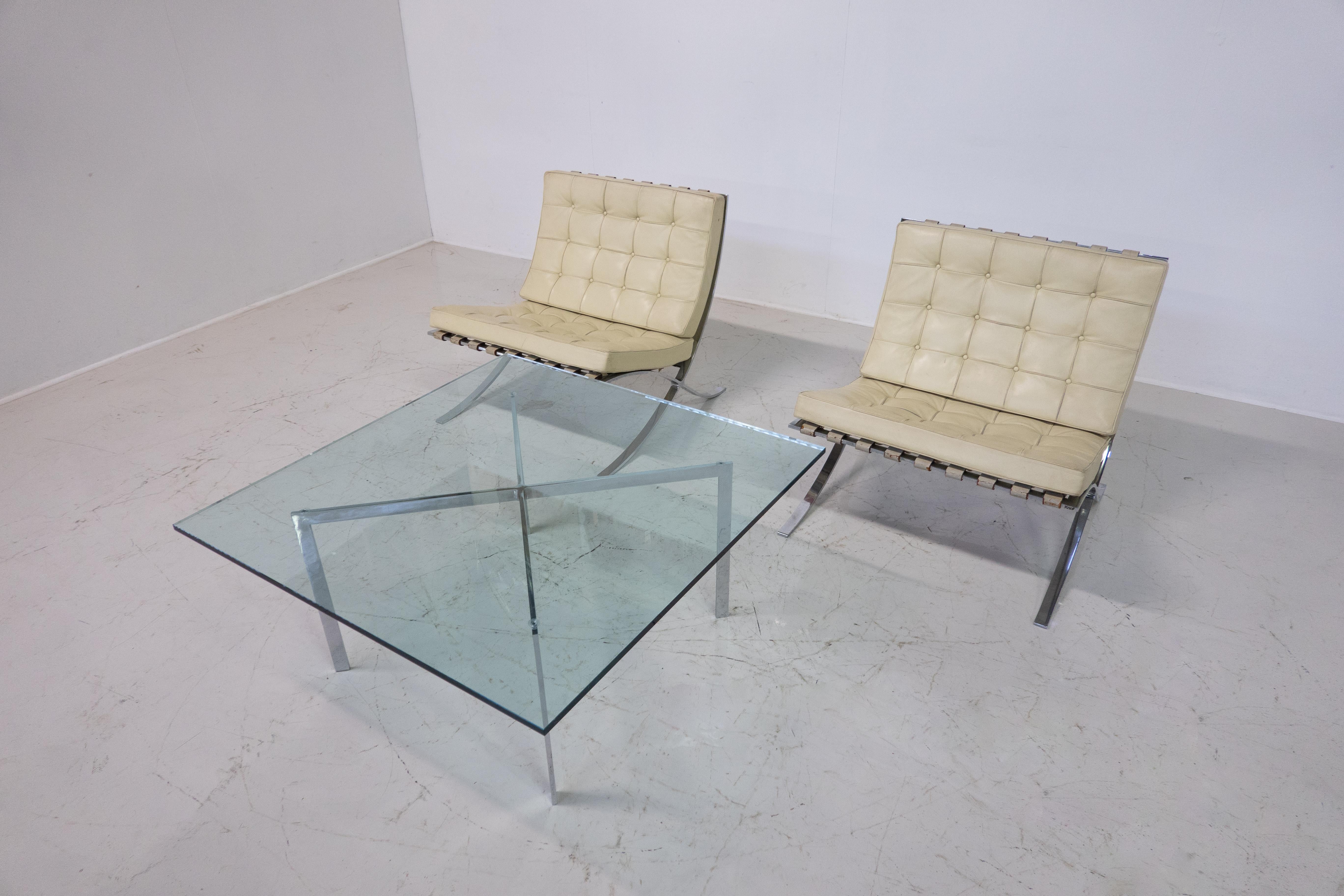 Pair of Off-White Leather Barcelona Chairs by Mies Van Der Rohe for Knoll For Sale 2