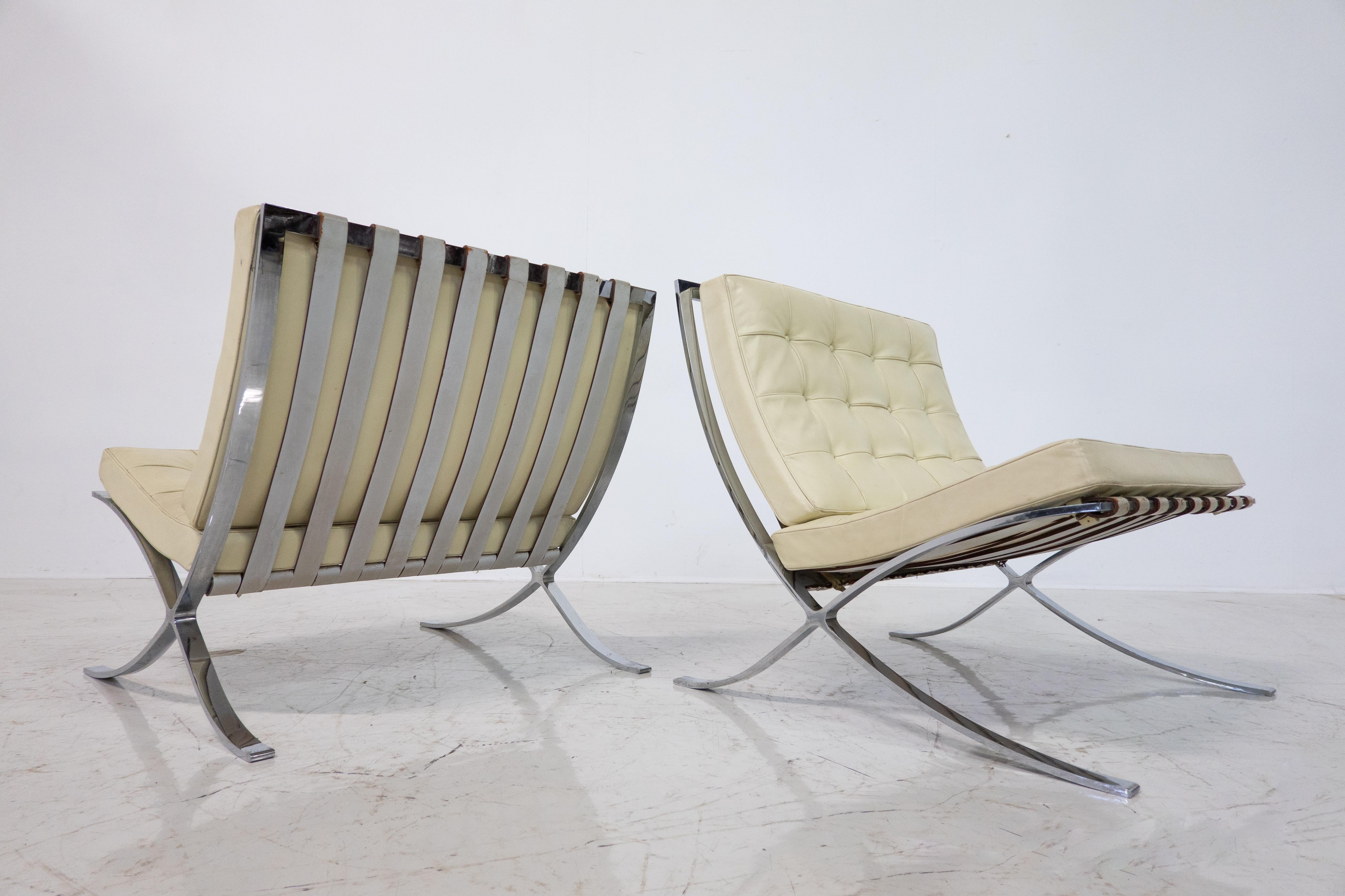 Pair of Off-White Leather Barcelona Chairs by Mies Van Der Rohe for Knoll For Sale 3
