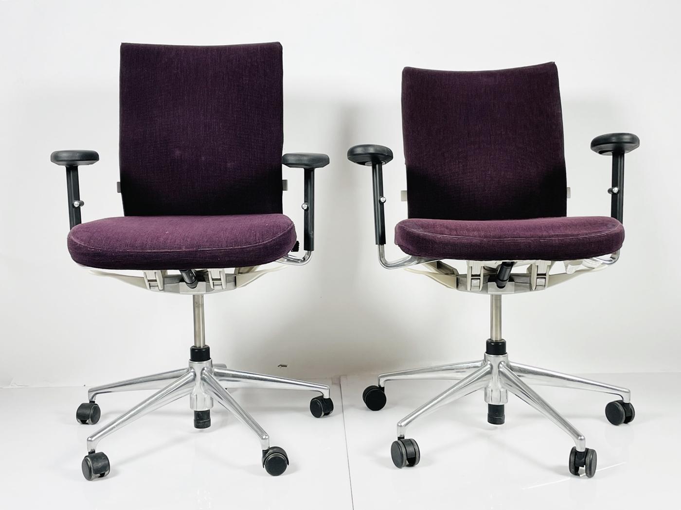 Nice pair of office/desk chairs designed by Antonio Citterio and manufactured by Vitra and part of the Axess collection.

The chairs and armrests are height adjustable, the backs tilt back and are very comfortable.

The chairs have casters on an