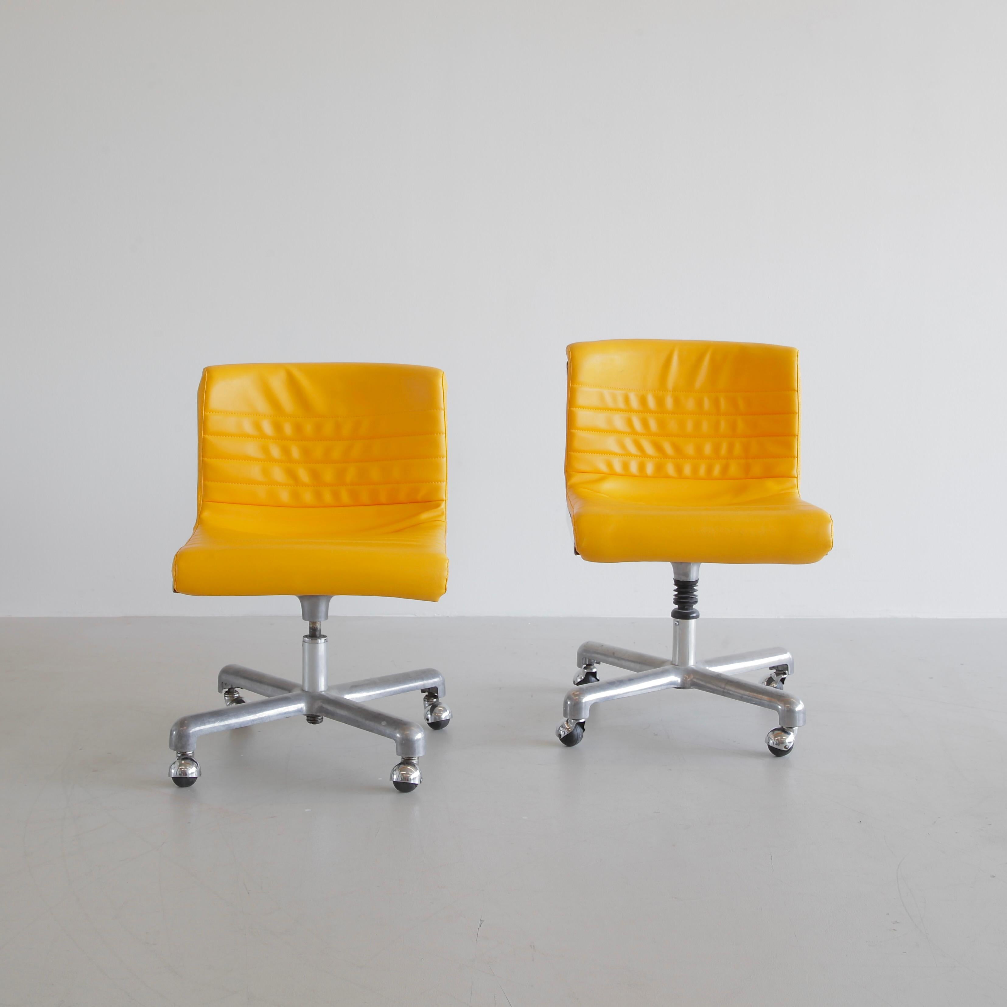 Paire de chaises de bureau conçues par Ettore Sottsass et Hans von Klier. Italie, Centre de design (Poltronova), 1969.

Un ensemble original de chaises pivotantes 'PROGRESS'. Revêtement en similicuir jaune, cadre en fonte d'aluminium avec