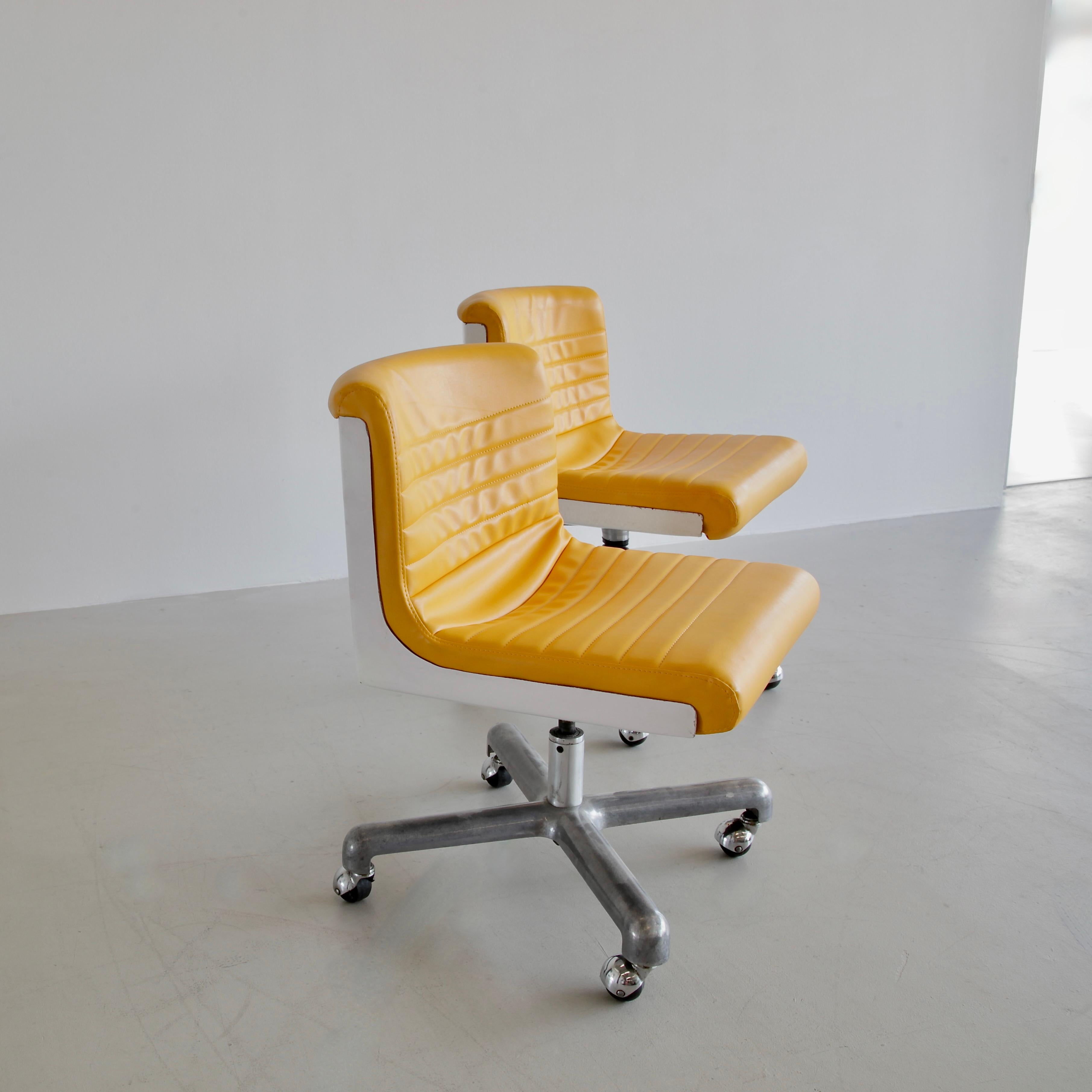 Imitation cuir Paire de chaises de bureau par Ettore Sottsass et Hans Von Klier, 1969 en vente