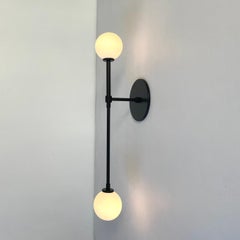 Par de prototipos de apliques de pared T descentrados, negros, con globos de cristal, Research.Lighting