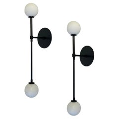Par de prototipos de apliques de pared T descentrados, negros, con globos de cristal, Research.Lighting
