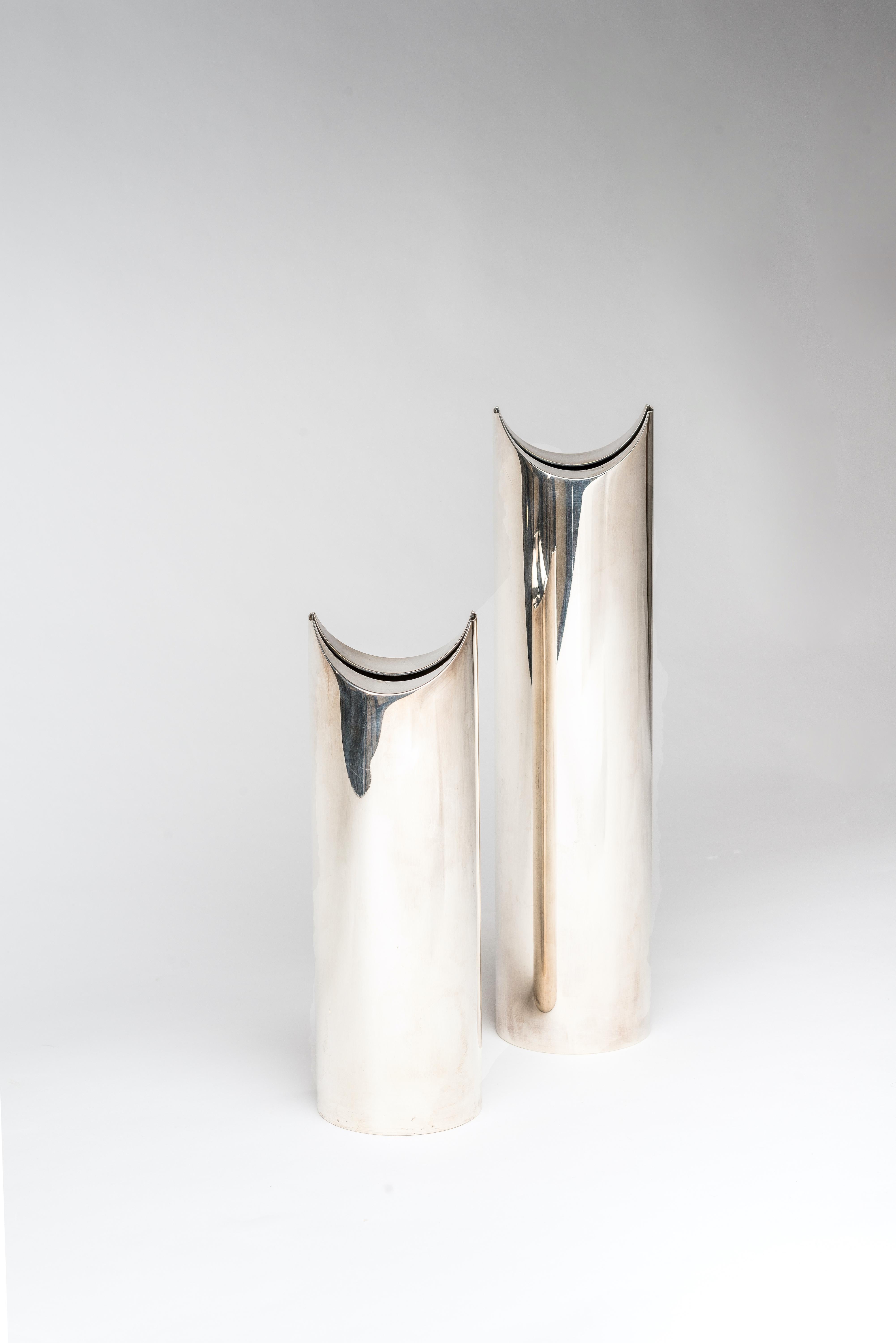 Pair of Ohun Ohara Vases in silver plated metal, modernist style.
Stamped to undersides SABBATINI.
Maker's mark MADE IN ITALY.