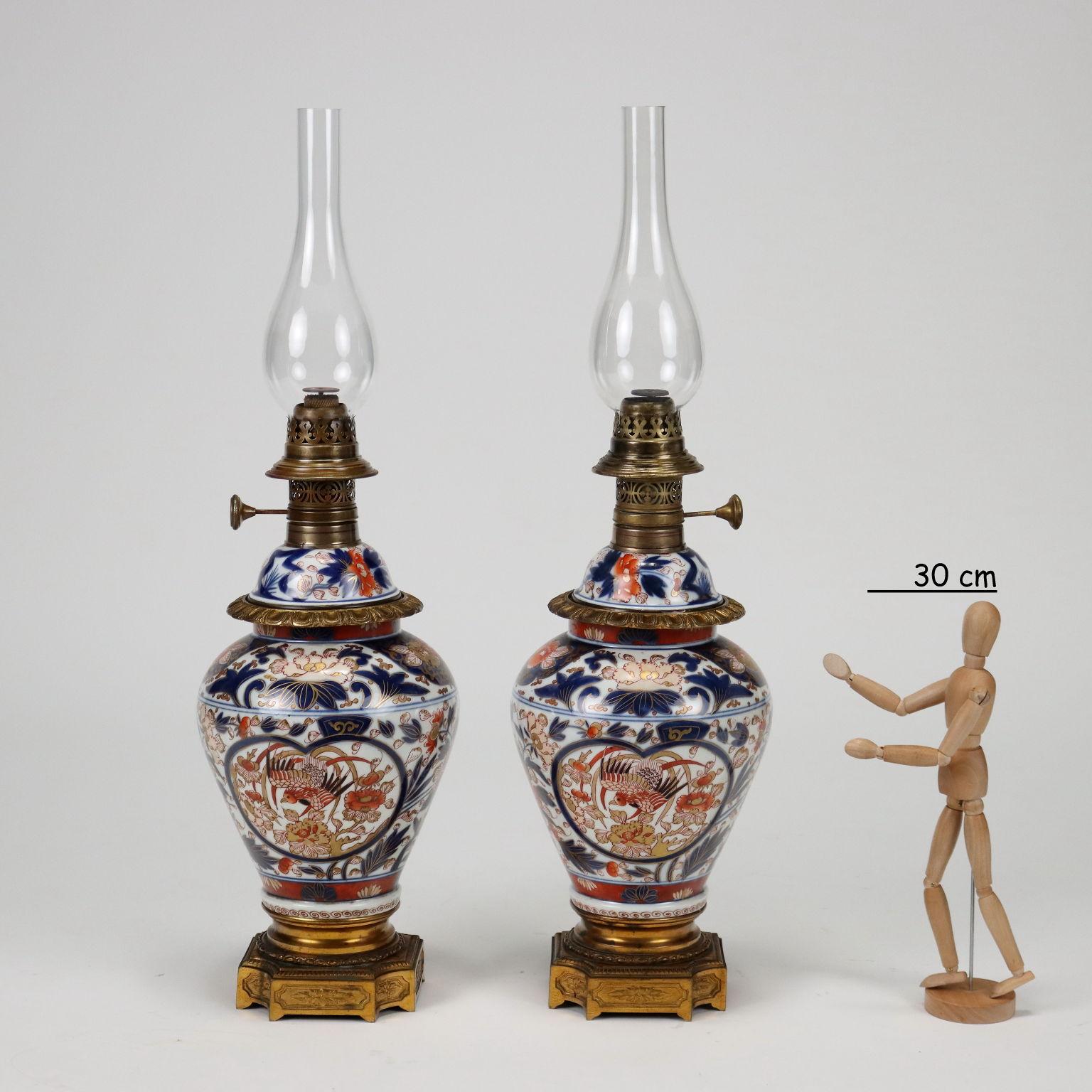 Pair of oil lamps in porcelain and gilt bronze. The porcelains are painted in the Japanese Imari style, but made in France by the Samson manufacture.