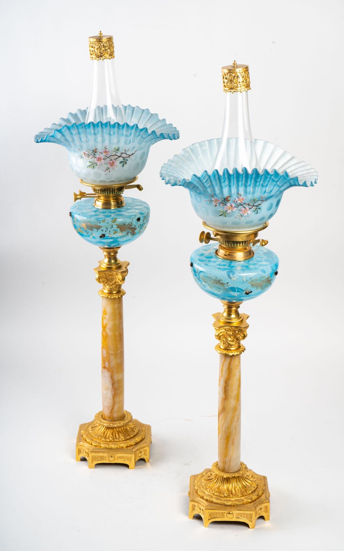 Pair of oil lamps with onyx column and bronze frame.
Translucent blue translucent Opaline glass tank with gold oak leaf decoration.
Measures: H 87cm, W 30cm, D 20cm.