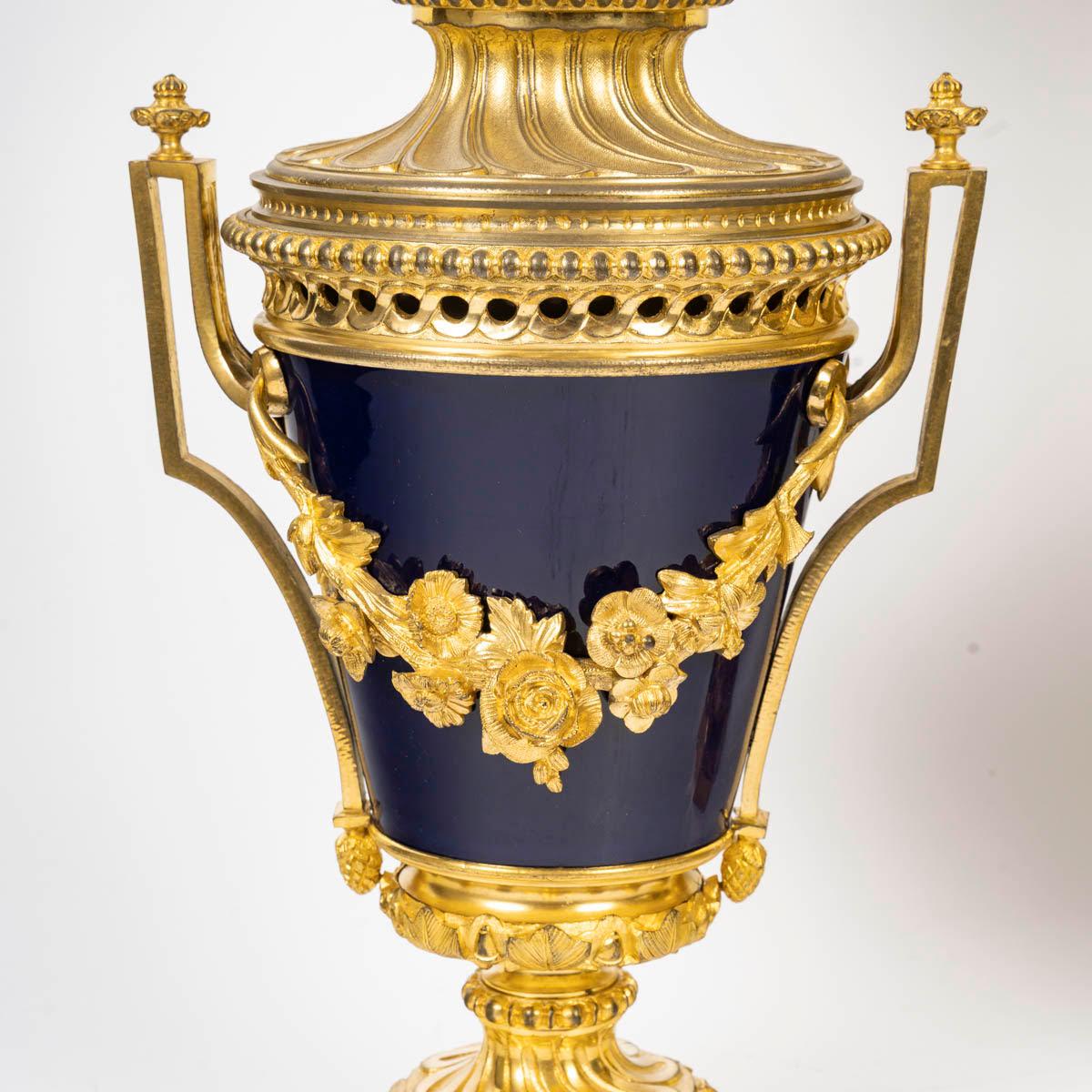 Napoleone III Coppia di lampade a olio, bronzo dorato e porcellana blu di Sèvres, XIX secolo. in vendita