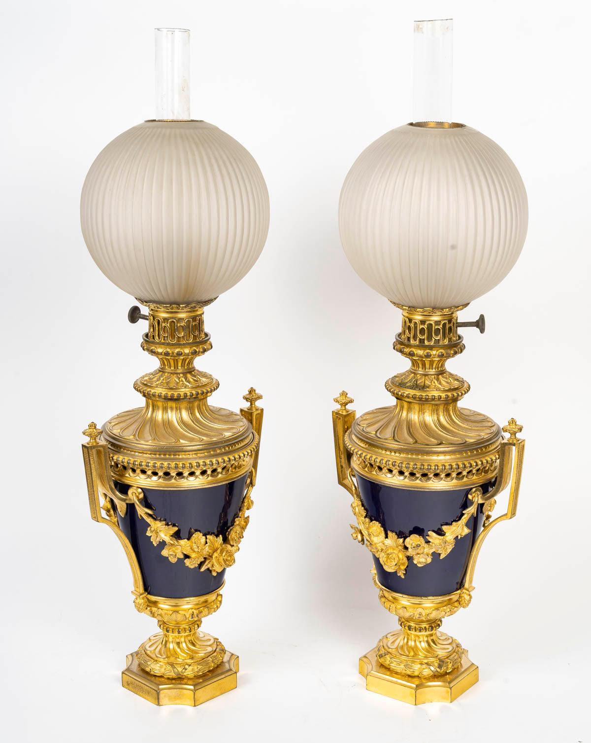 Dorato Coppia di lampade a olio, bronzo dorato e porcellana blu di Sèvres, XIX secolo. in vendita