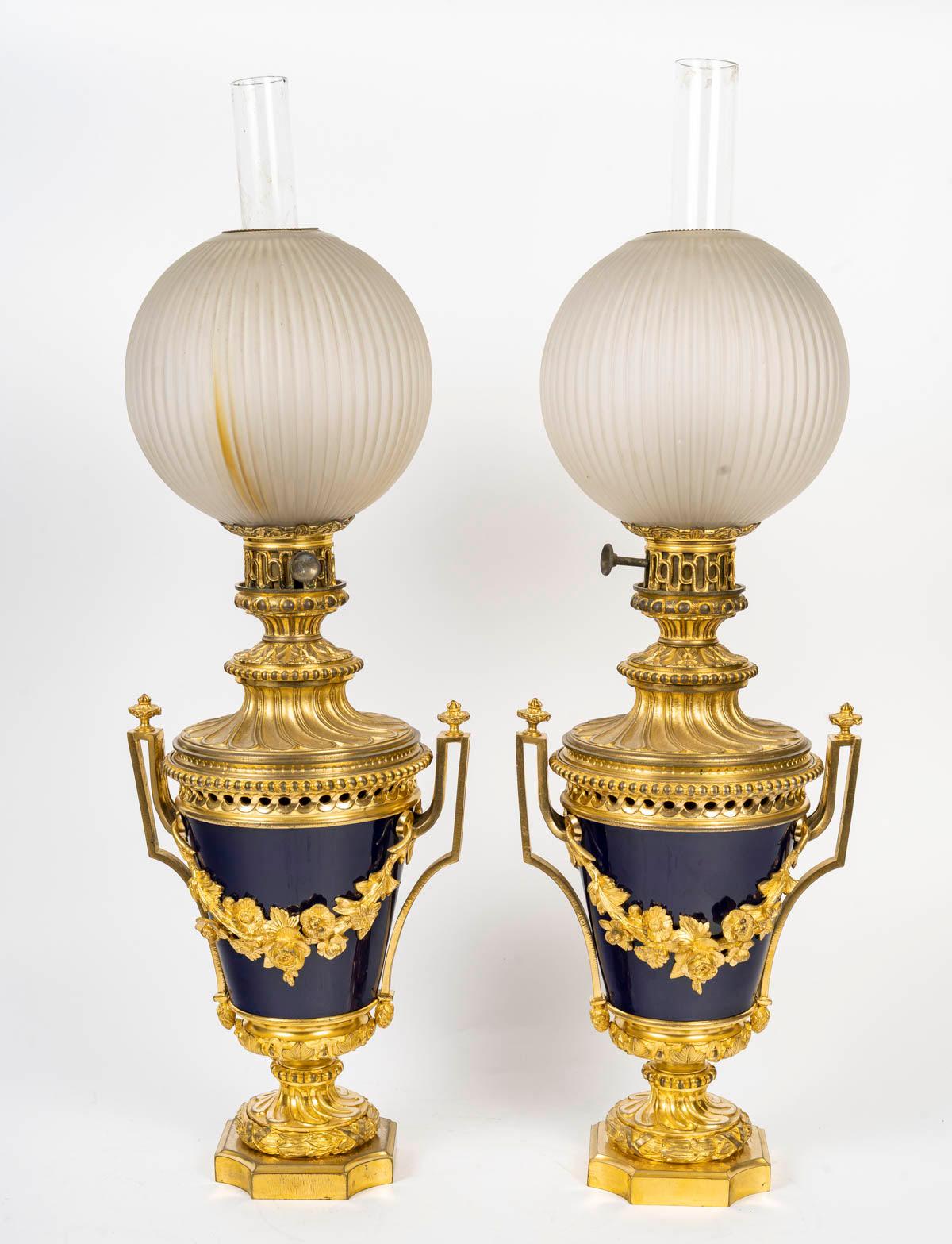 Bronzo Coppia di lampade a olio, bronzo dorato e porcellana blu di Sèvres, XIX secolo. in vendita