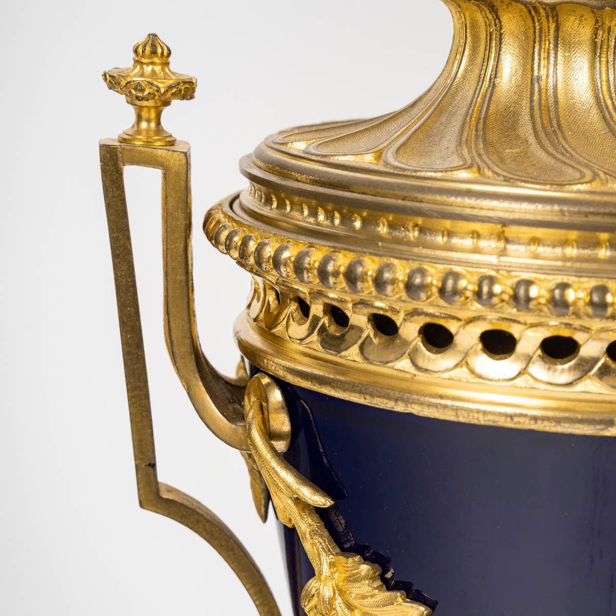 Coppia di lampade a olio, bronzo dorato e porcellana blu di Sèvres, XIX secolo. in vendita 1