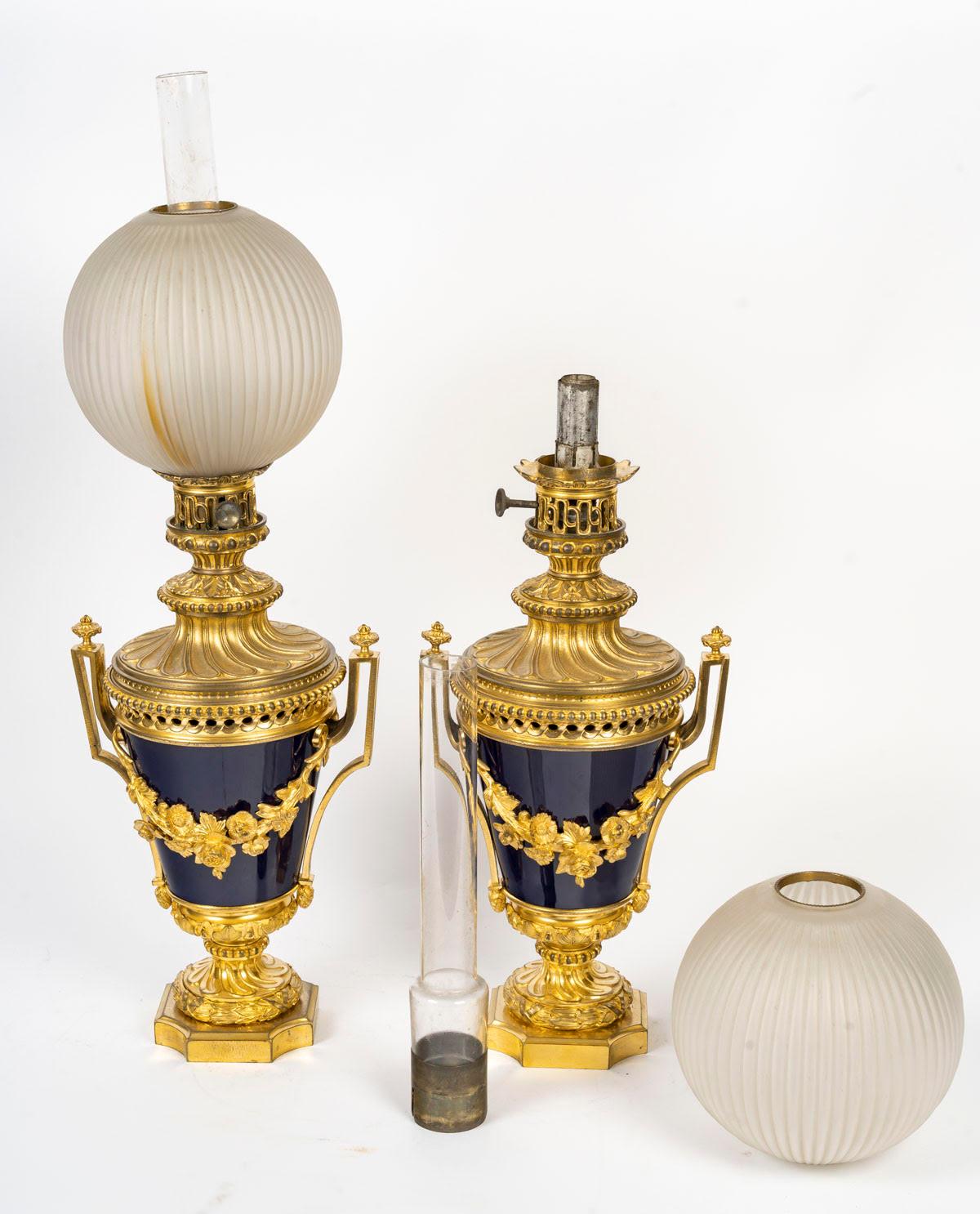 Coppia di lampade a olio, bronzo dorato e porcellana blu di Sèvres, XIX secolo. in vendita 2