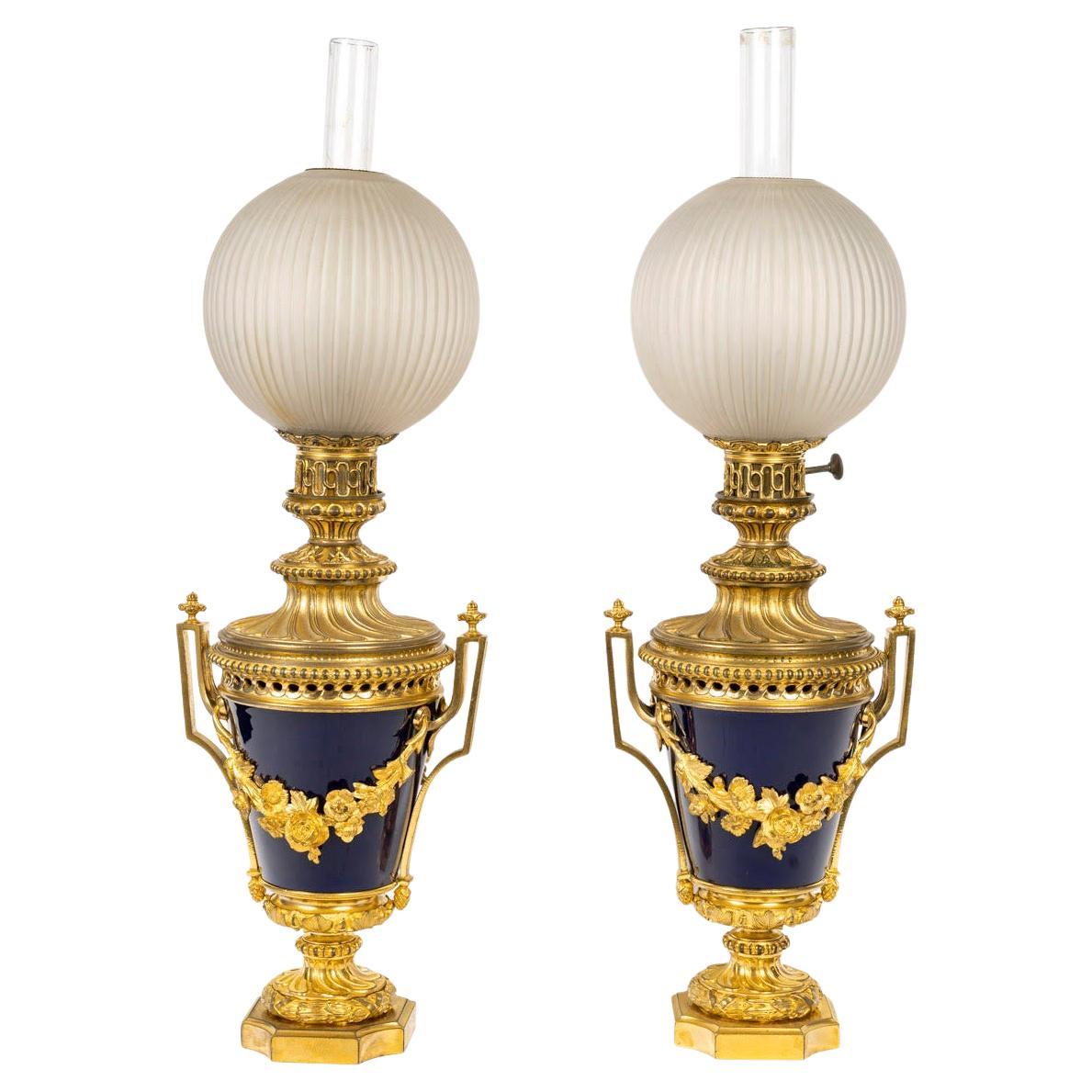 Coppia di lampade a olio, bronzo dorato e porcellana blu di Sèvres, XIX secolo. in vendita