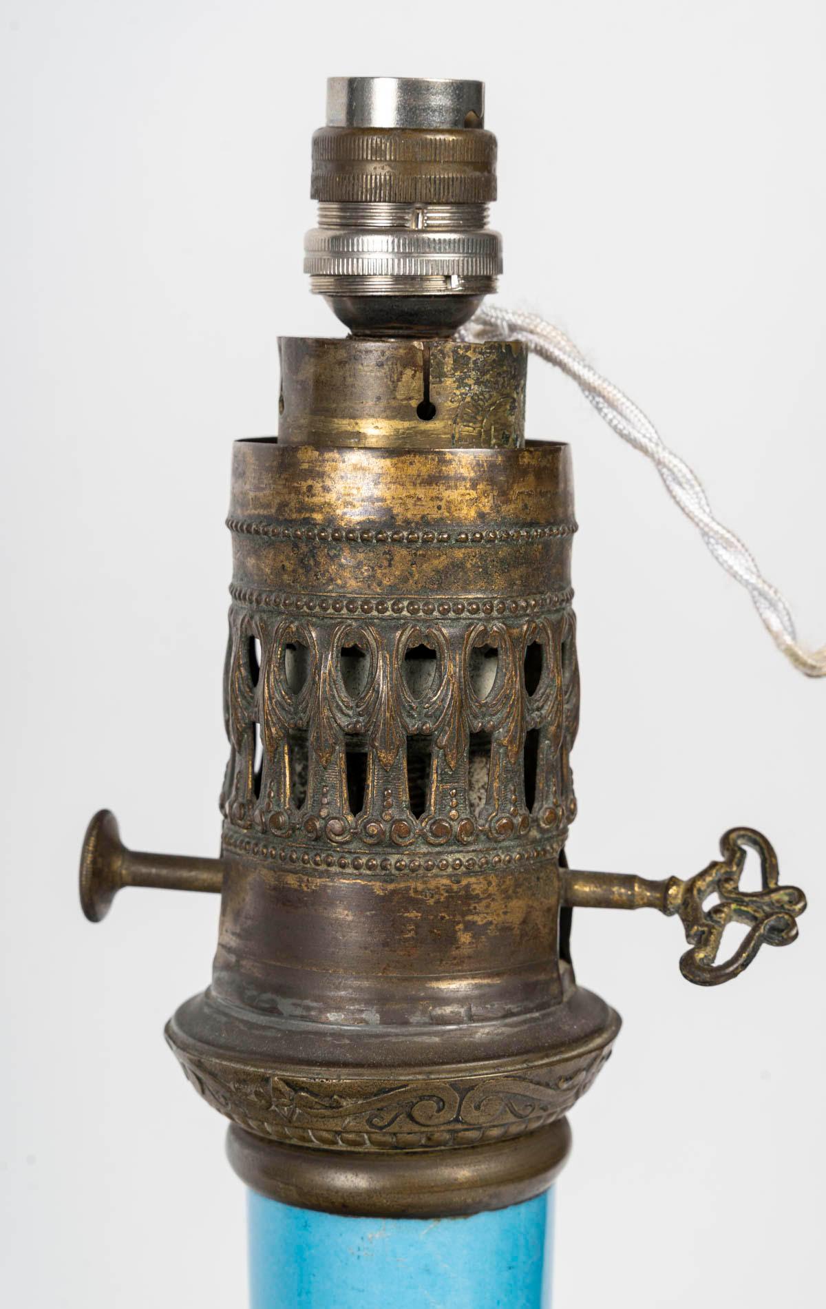 Paire de lampes à huile montées en lampes de table, période Napoléon III, 19e siècle .

Paire de lampes à huile en faïence et bronze montées en lampes de table, période Napoléon III, 19e siècle.
H : 43cm, D : 17cm