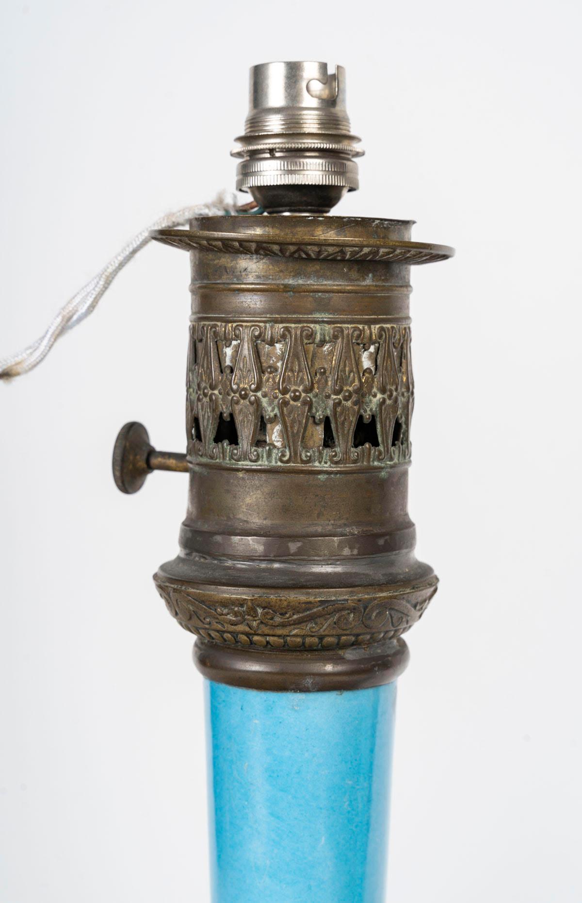 Français Paire de lampes à huile montées en lampes de table, période Napoléon III, XIXe siècle. en vente