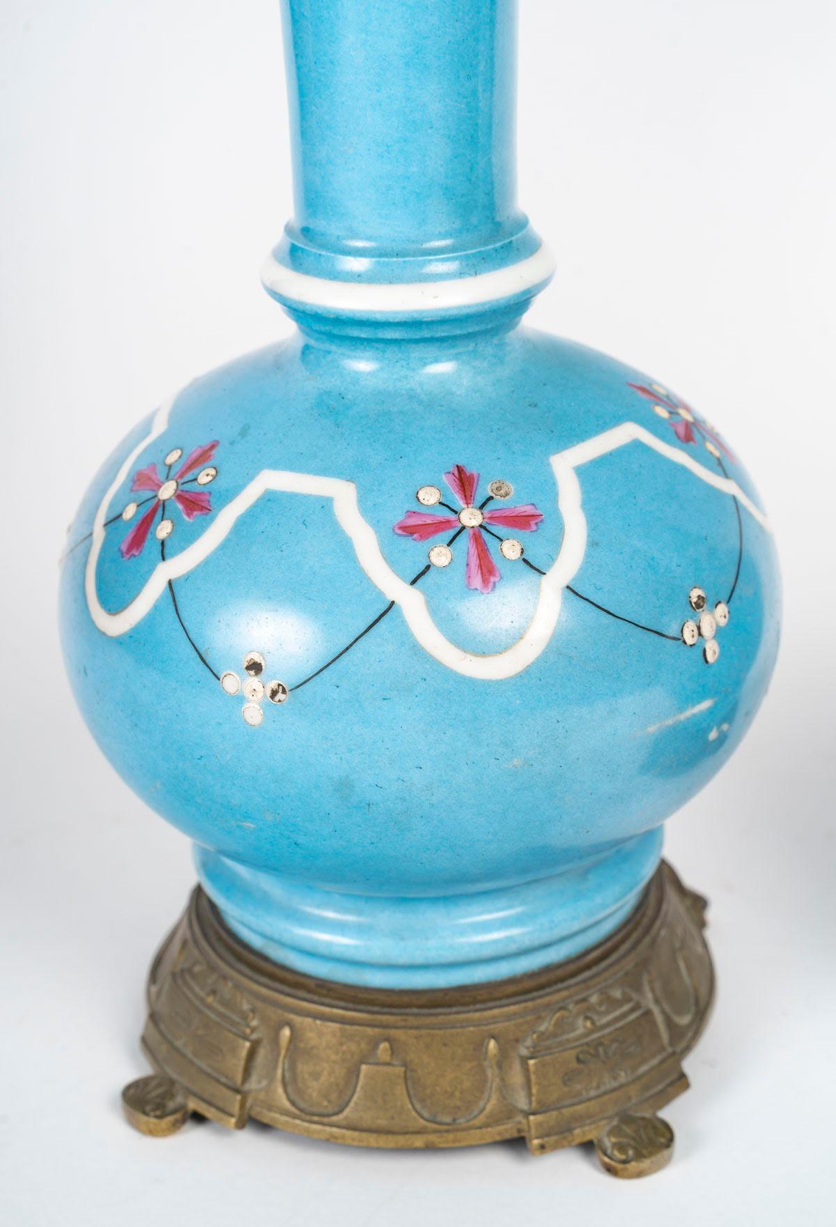 Peint à la main Paire de lampes à huile montées en lampes de table, période Napoléon III, XIXe siècle. en vente