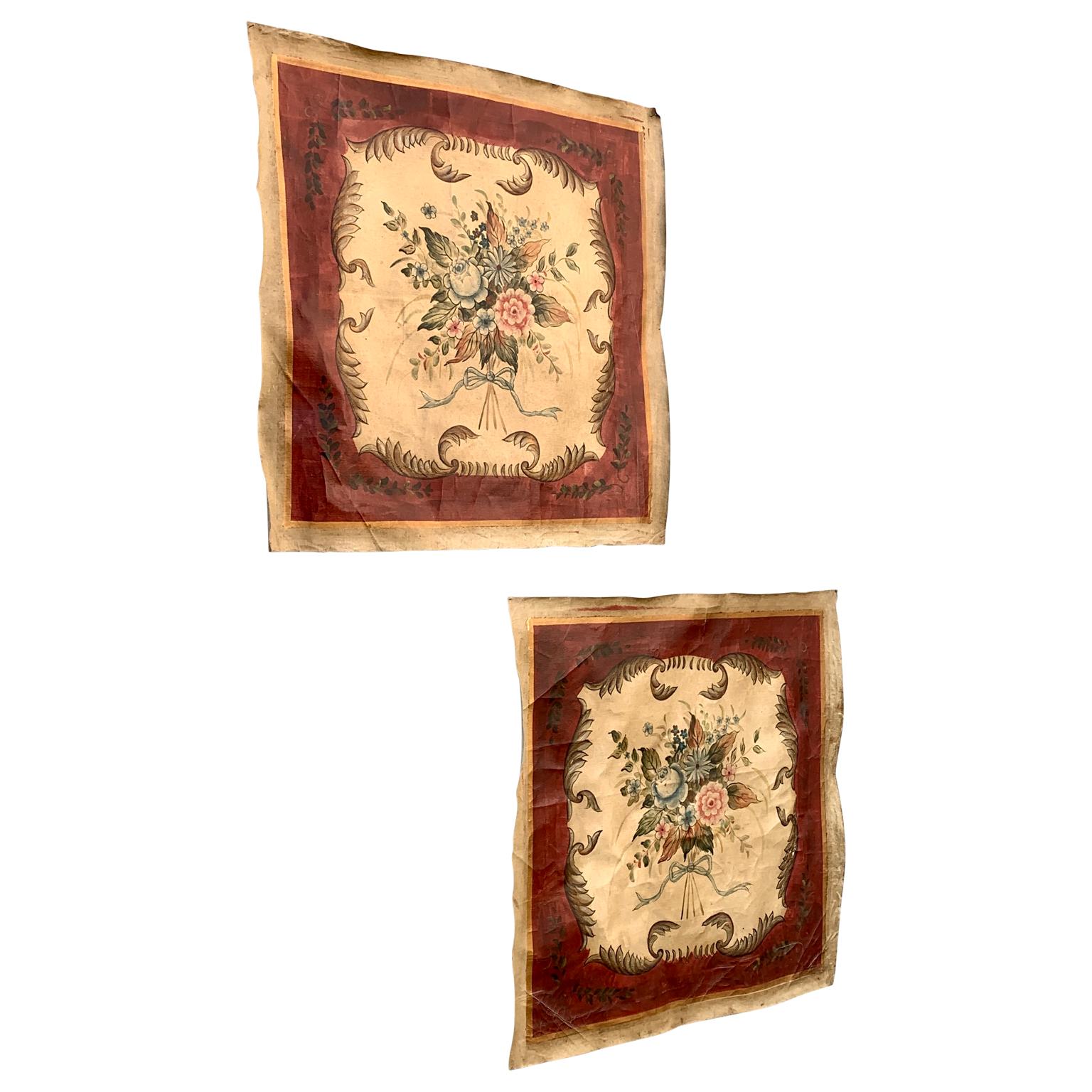 Satz von zwei antiken Ölgemälden auf Leinwand, die Blumendekoration im Louis XVI-Stil darstellen. Dieses quadratische Gemäldepaar stammt aus der Zeit um 1900 (1880-1920). Diese Gemälde waren ursprünglich als Wandtafeln in einem alten Schloss in