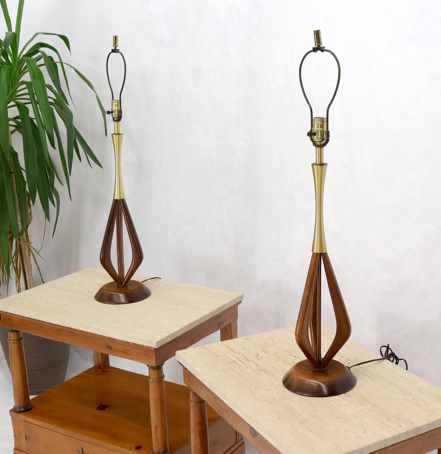 Paire de lampes de bureau sculpturales à l'huile en noyer, style mi-siècle moderne en vente 1