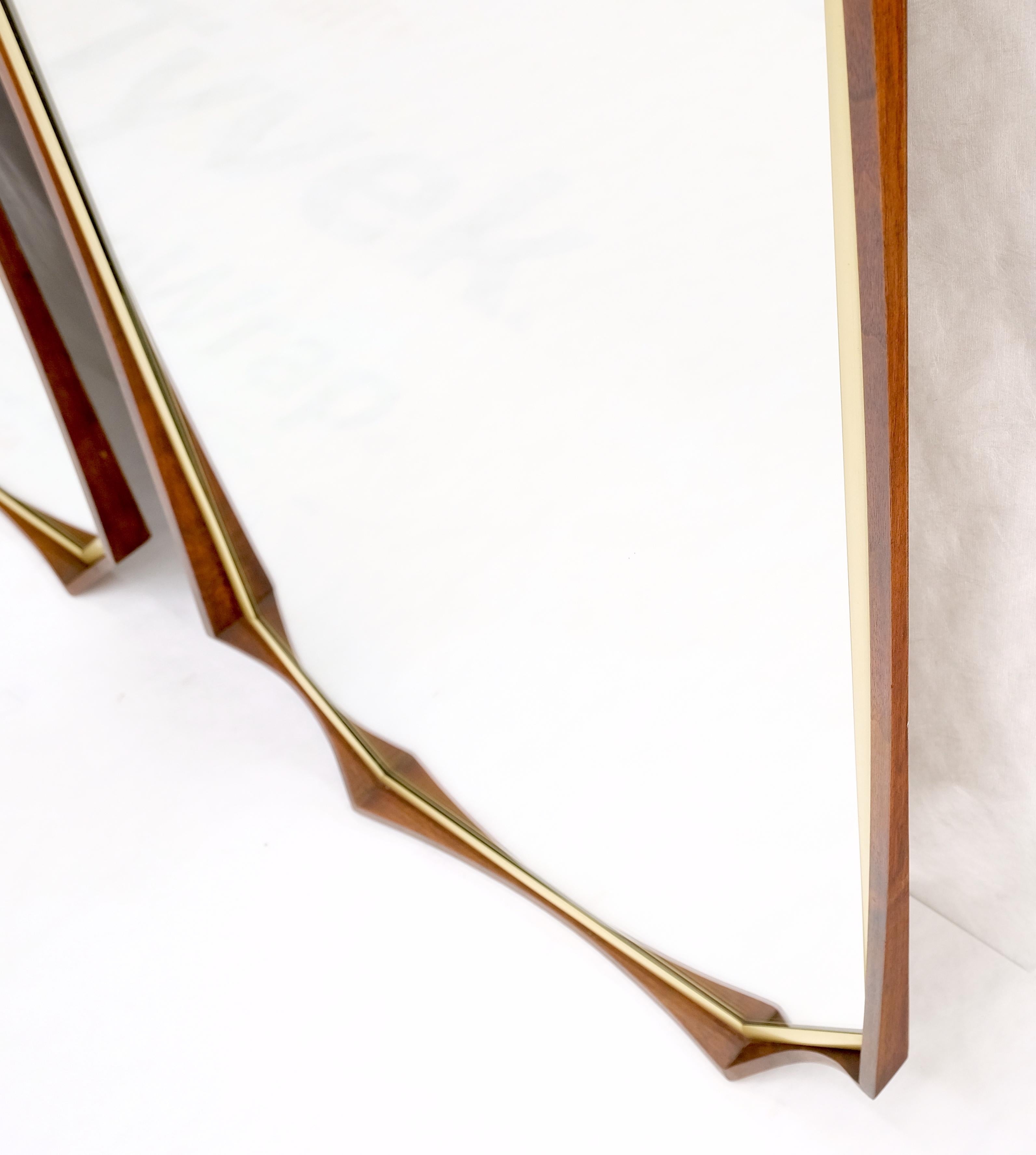 Paar geölte Nussbaum Rahmen Gold Trim längliche Achteck Form Wandspiegel MINT! (20. Jahrhundert) im Angebot