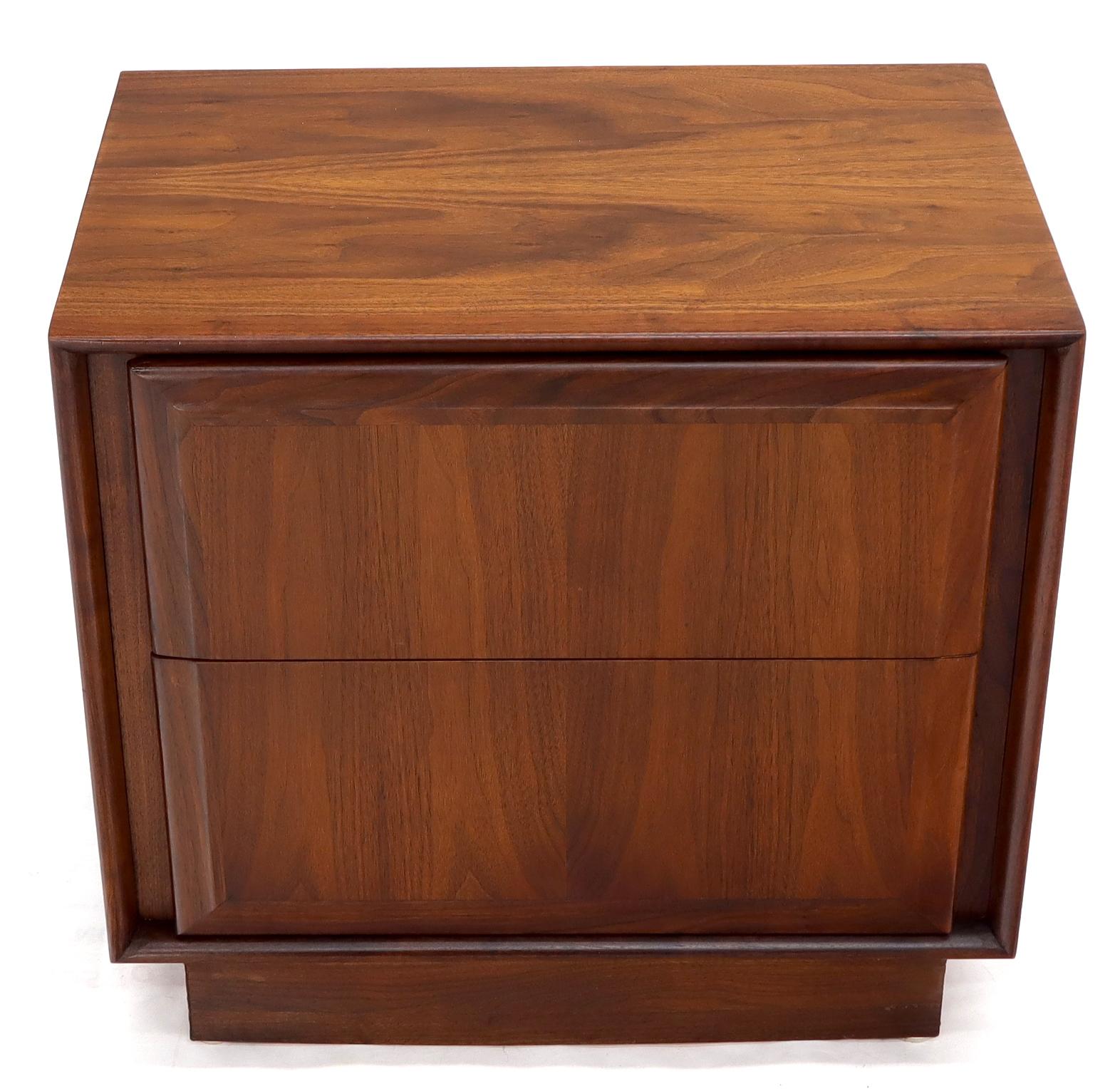 Mid-Century Modern Pair of Oiled Walnut Two Drawers Cube Shape Nightstands End Side Tables