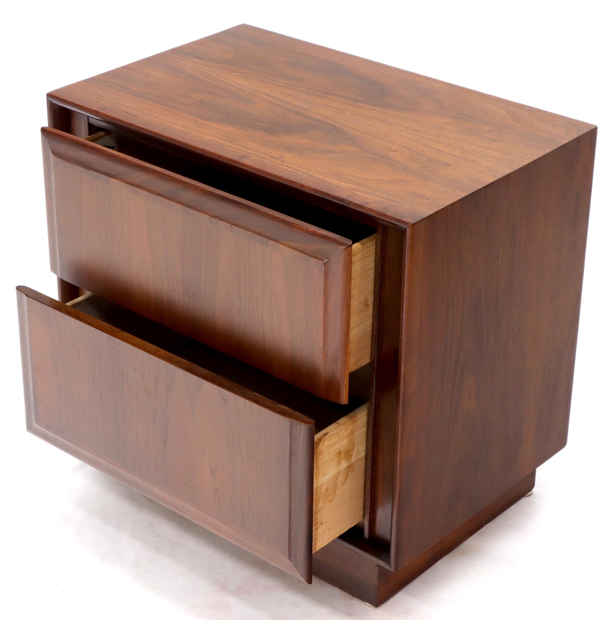 Pair of Oiled Walnut Two Drawers Cube Shape Nightstands End Side Tables In Excellent Condition In Rockaway, NJ