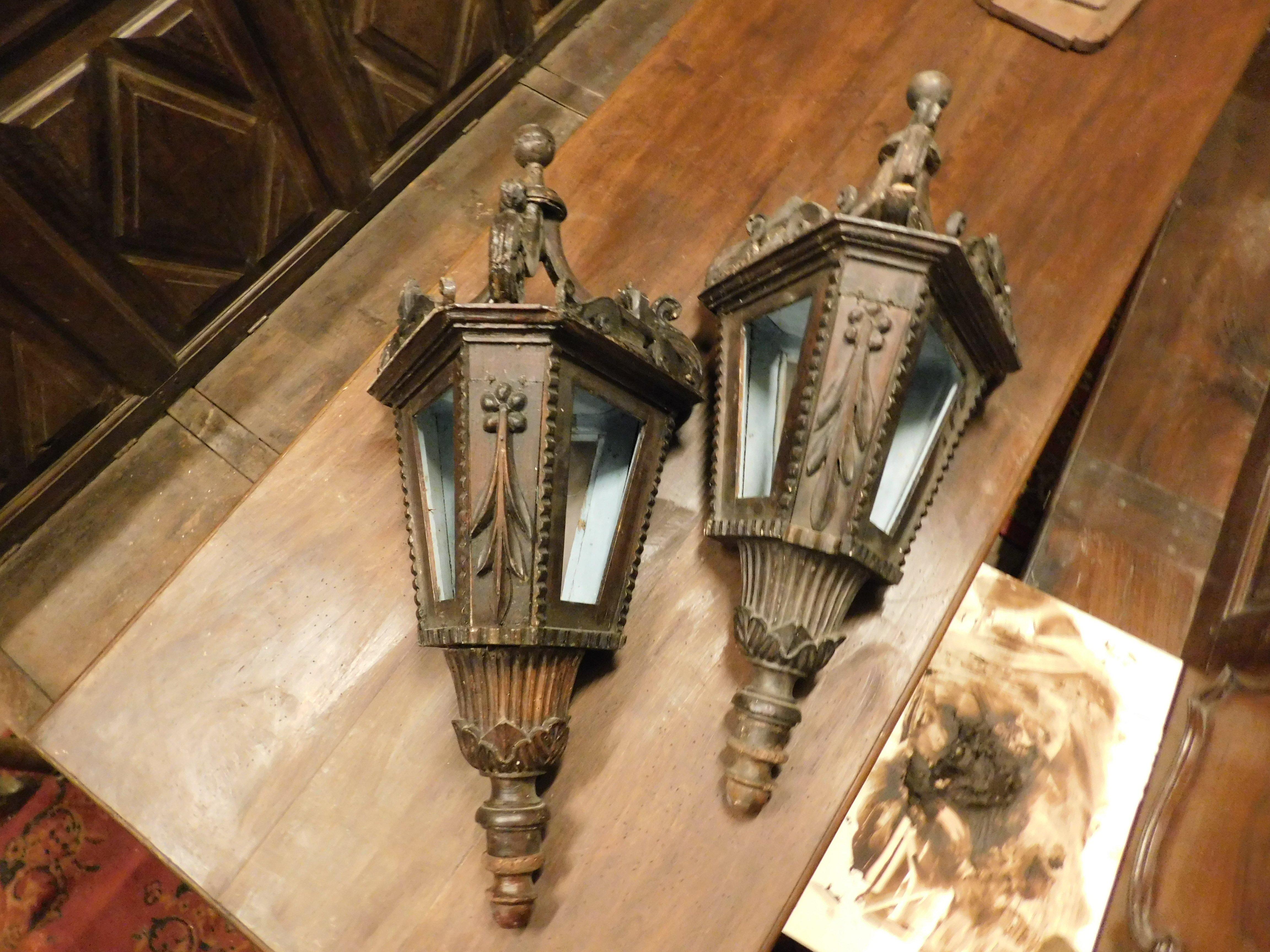 pair of ancient lamps, lamps without poles, carved in solid wood, then lacquered and painted, were used for processions or for use inside a church of the time, built in the 19th century in Italy.
Usable and adaptable to fascinating indoor lamps,