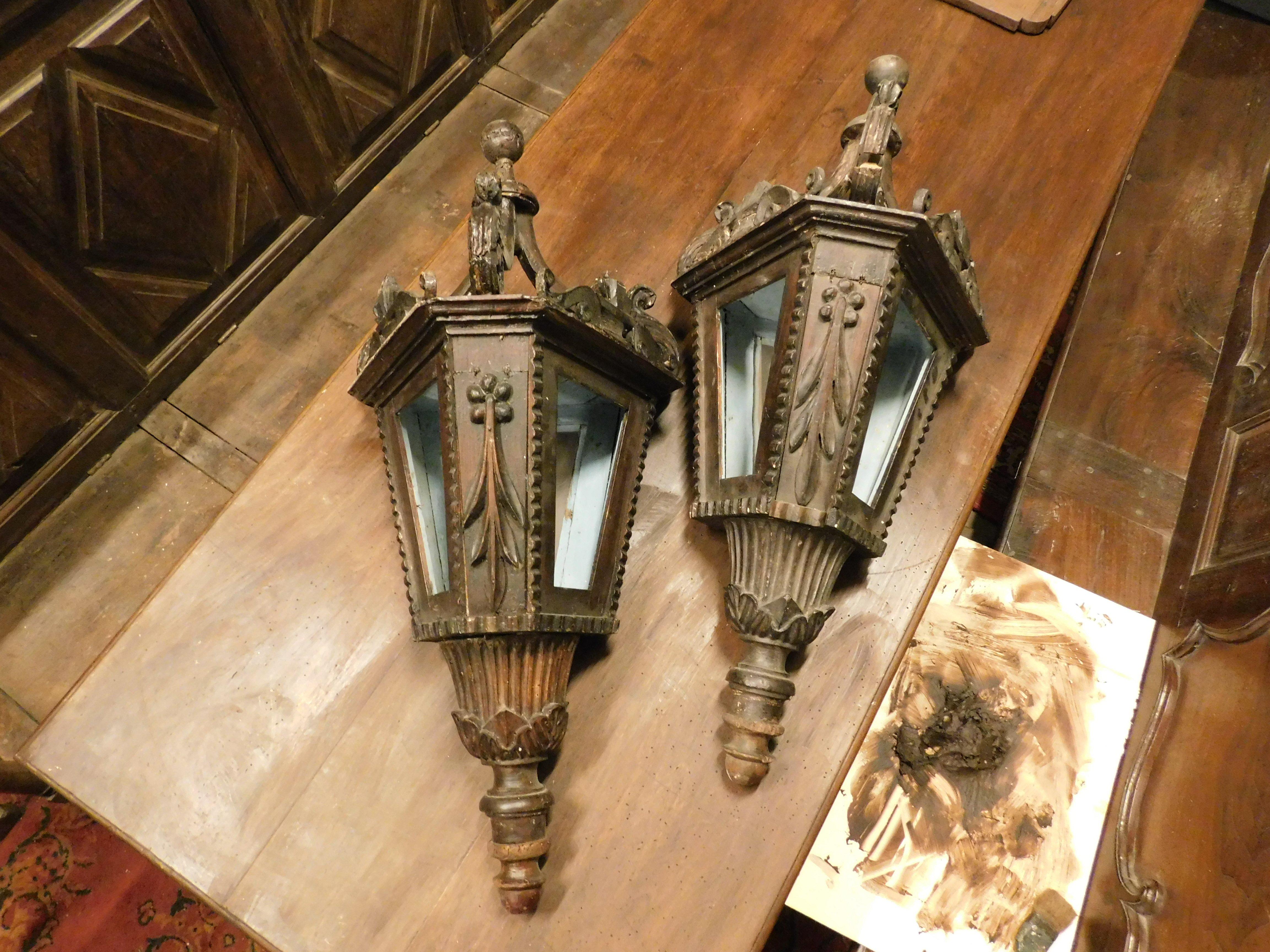 Zwei alte große Straßenlampen, Prozessionslampen aus lackiertem Holz, Italien (Italienisch) im Angebot